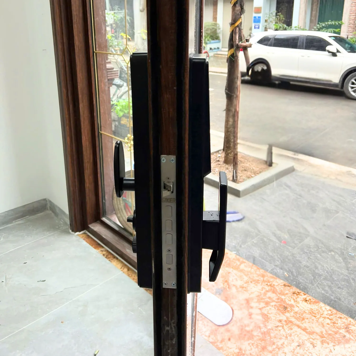 Cận cảnh thân khóa lắp trên đố cửa gỗ kiên cố