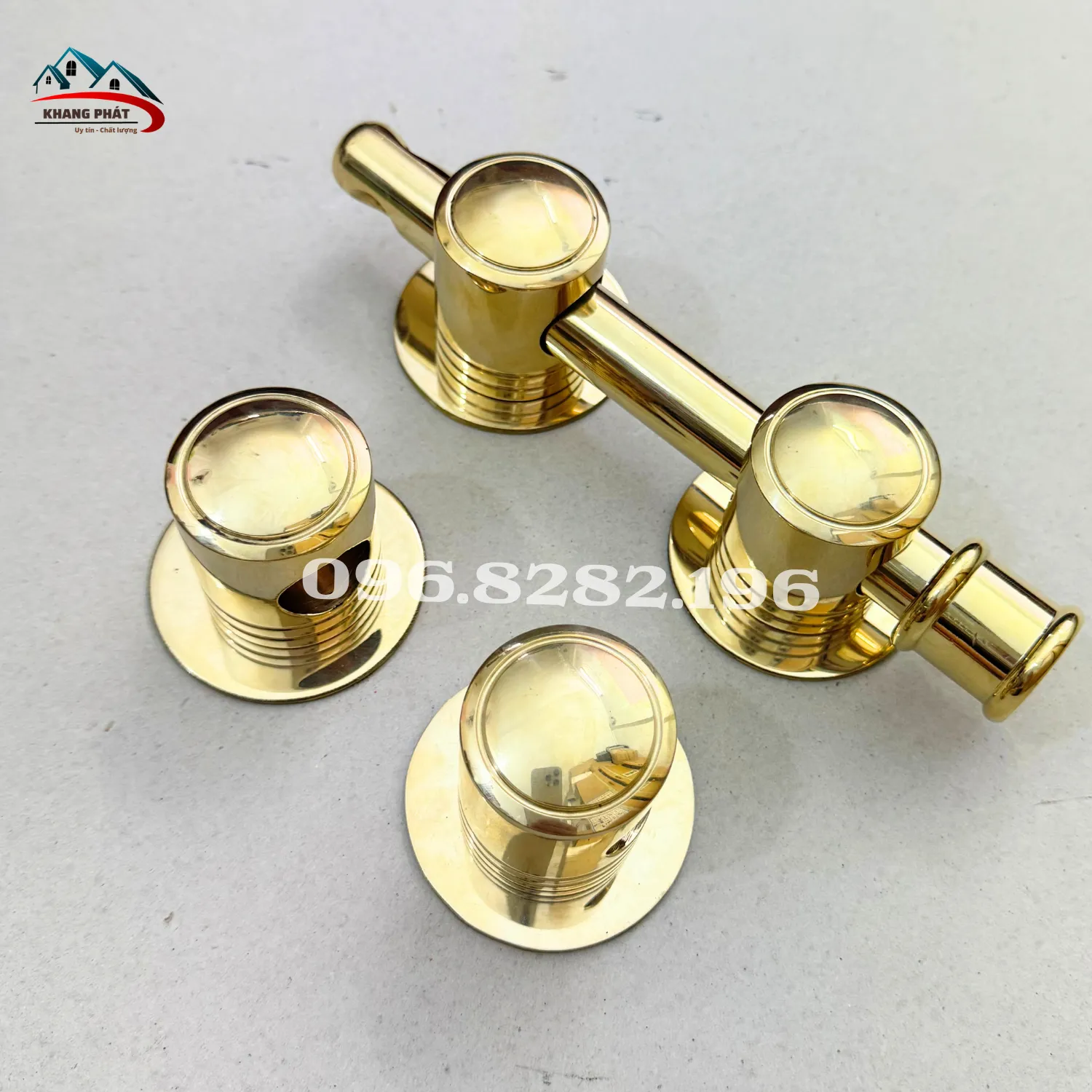 bề mặt chuỳ đồng trơn vàng bóng nguyên khối