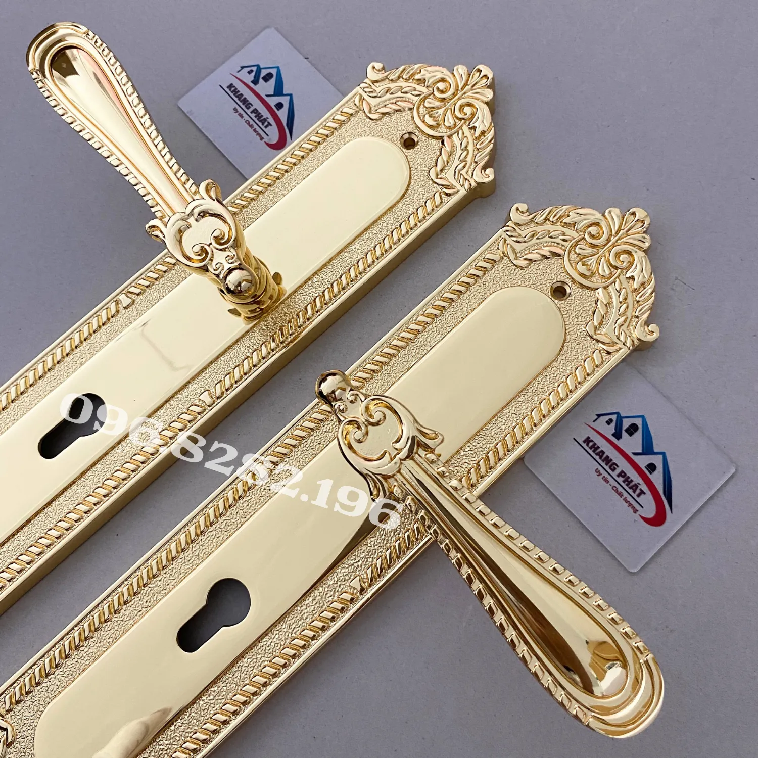 Cận cảnh tay gạt và mặt ốp phía trên khóa KP666