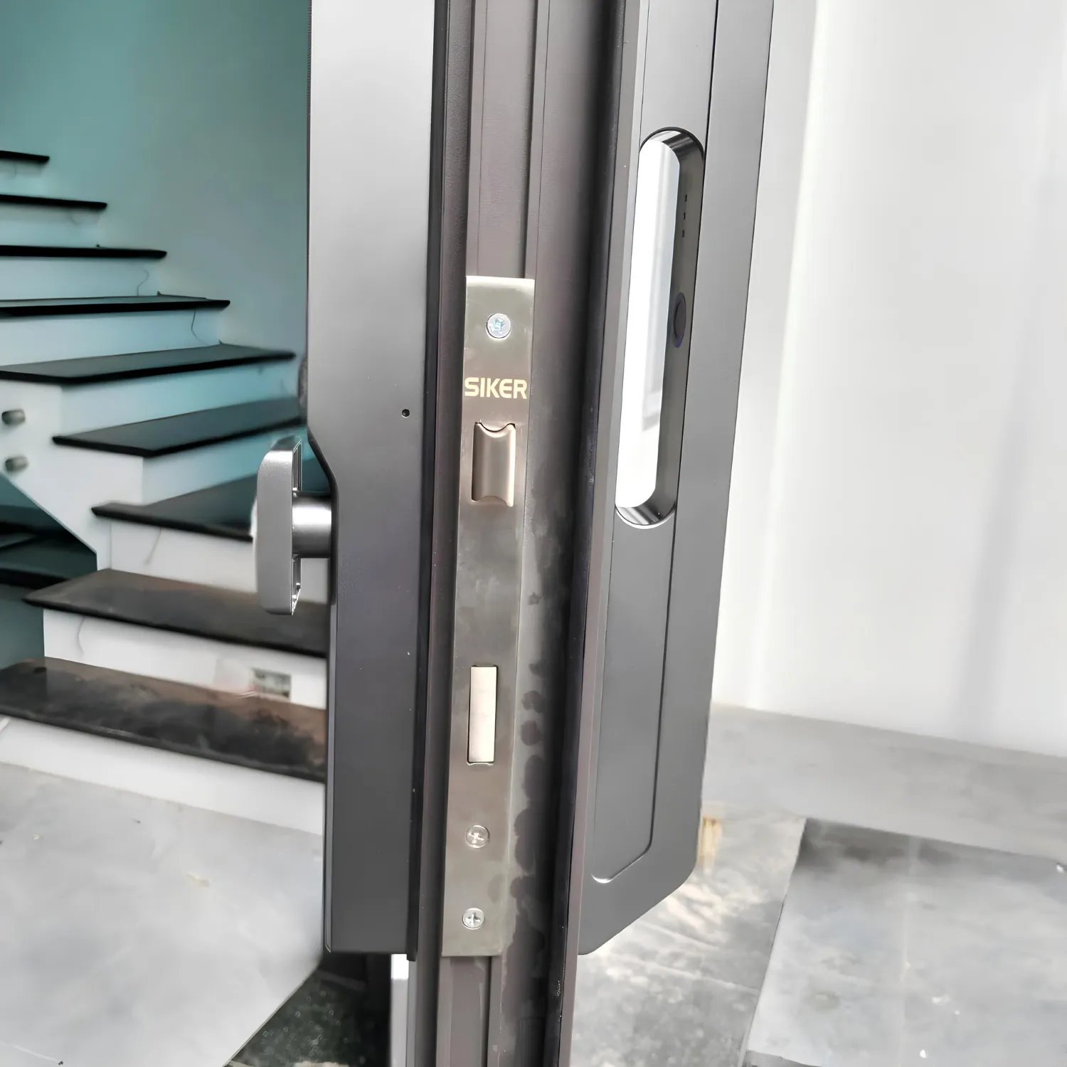 Tay nắm gạt và vị trí đặt vân tay công thái học