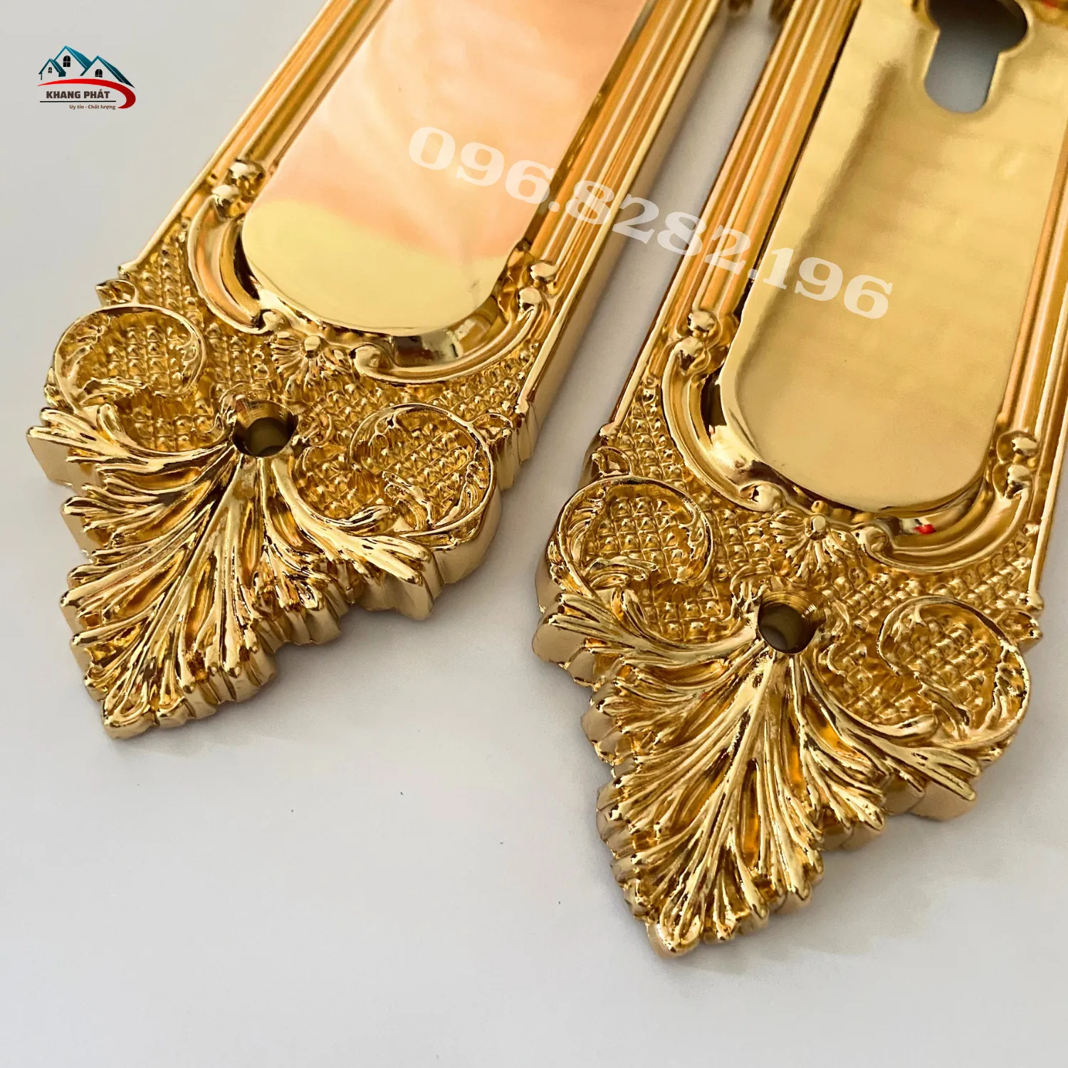 Chi tiết hoa văn đuôi mặt ốp đồng hoa văn khoá