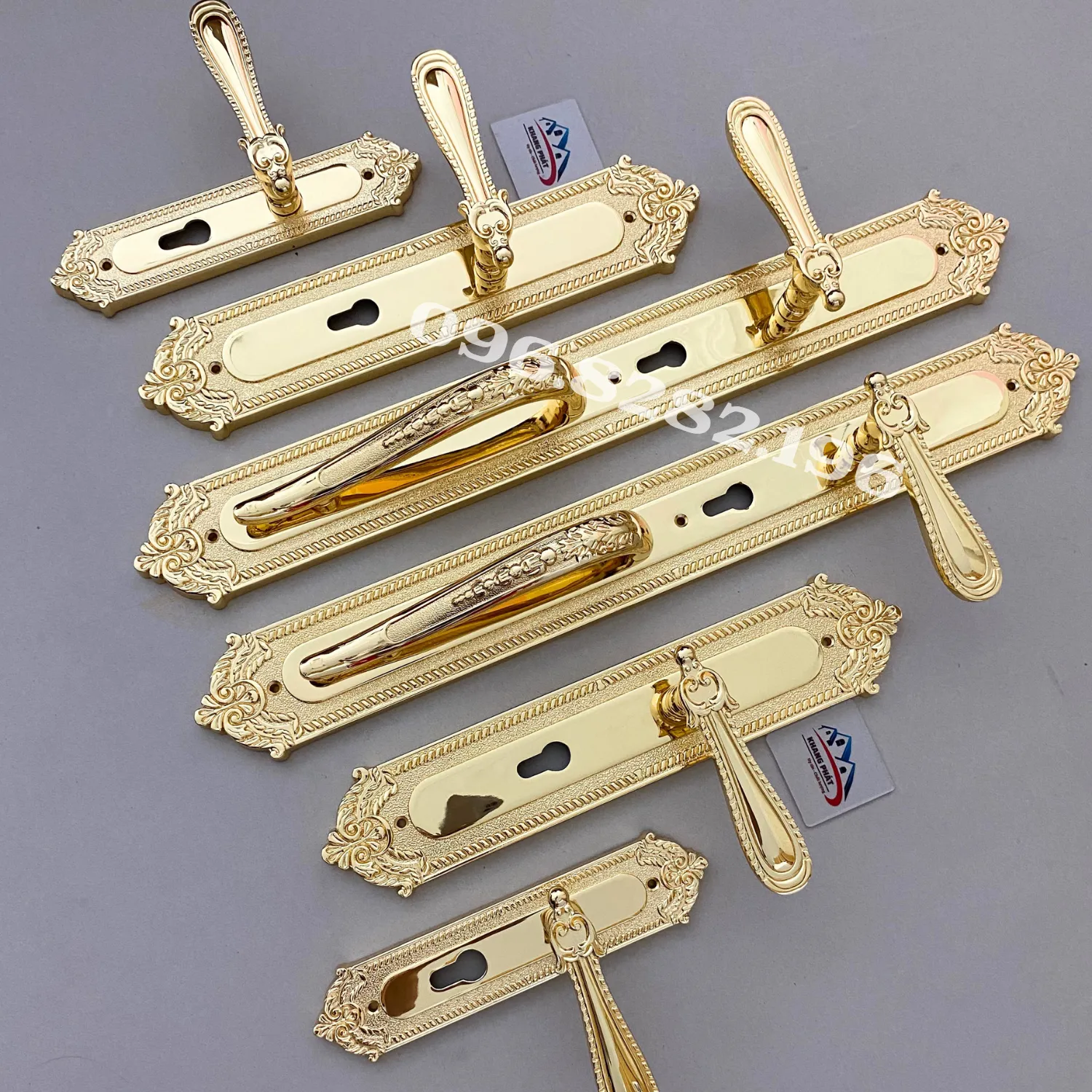 Chi tiết hoa văn khóa cửa bằng đồng KP666