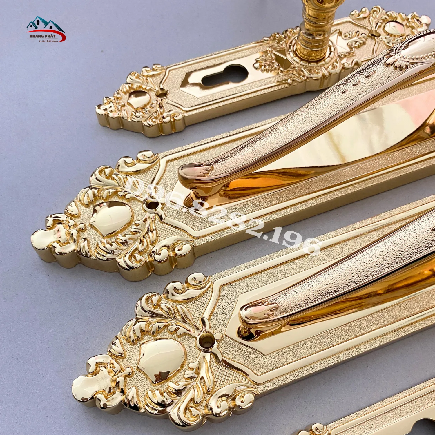 chi tiết hoa văn mặt ốp khóa
