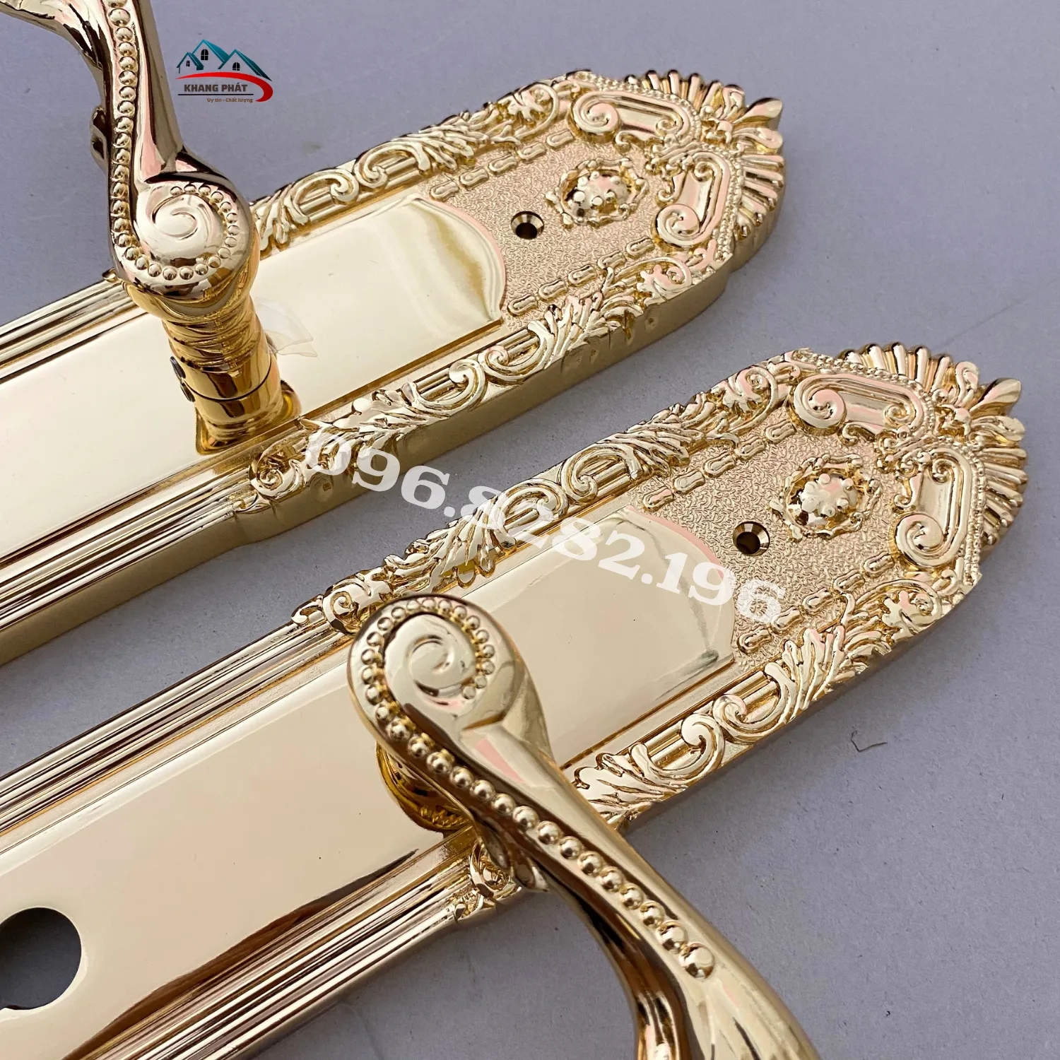 chi tiết tay gạt và hoa văn cổ điển