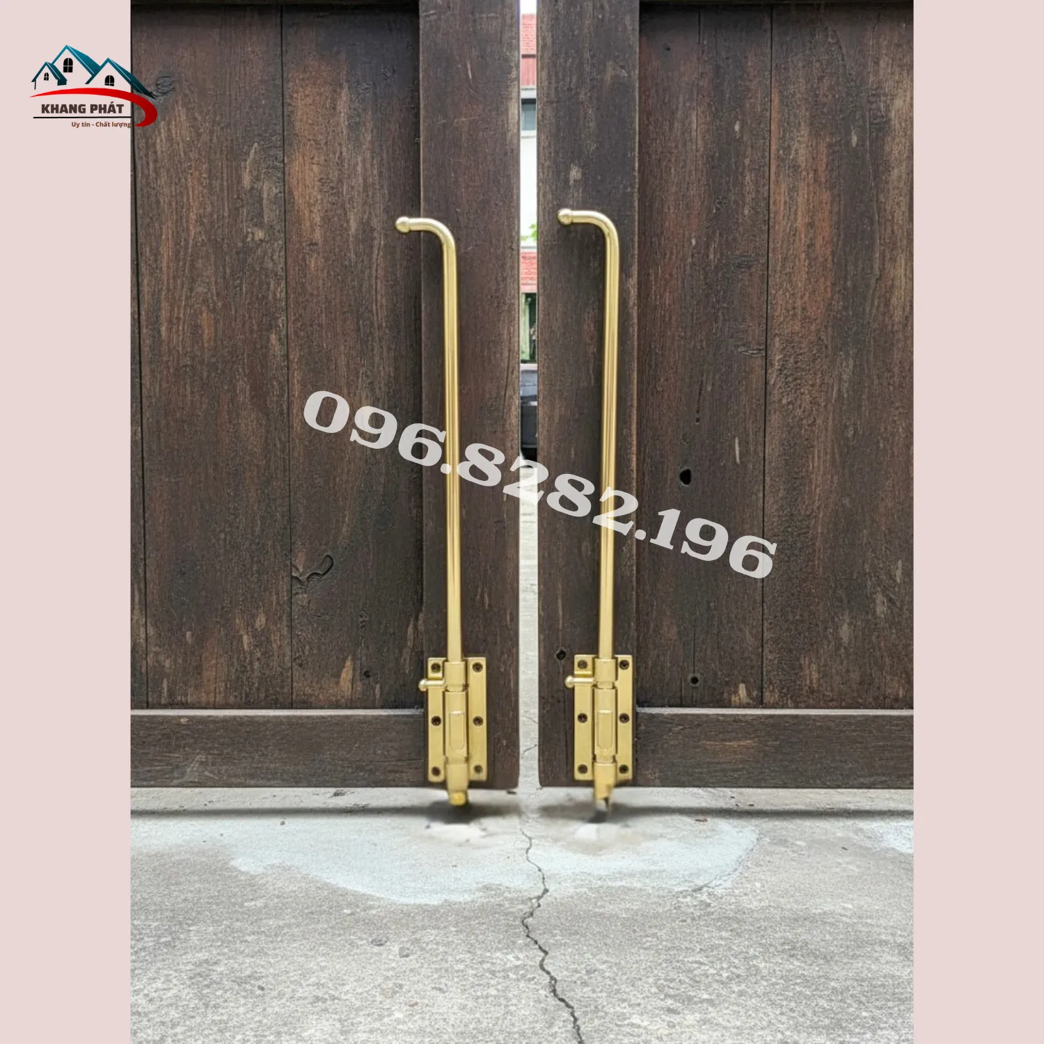Chốt đồng đuôi chuột lắp trên cửa gỗ 2 cánh biệt thự