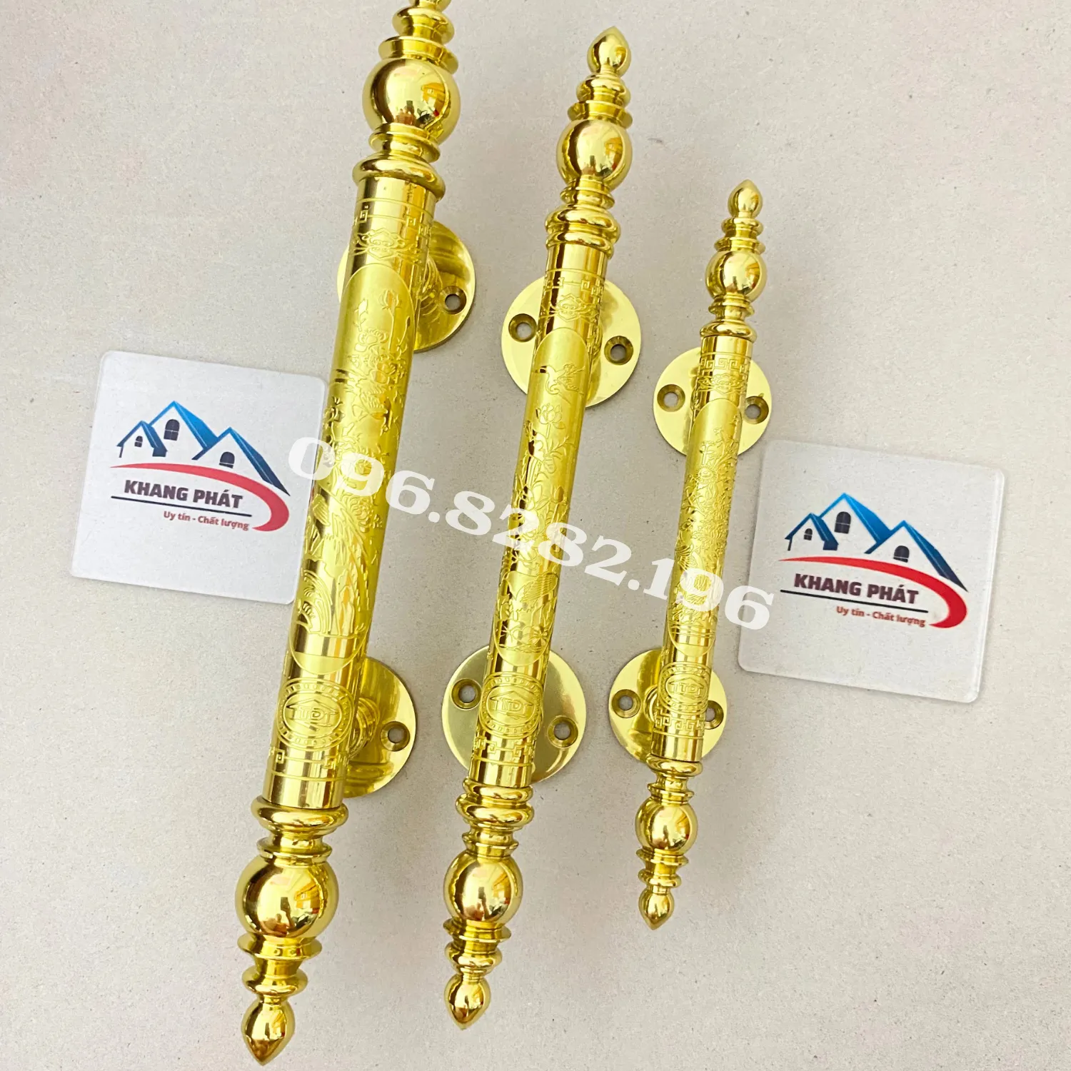 Ba kích thước tay kéo đồng đặt cạnh nhau