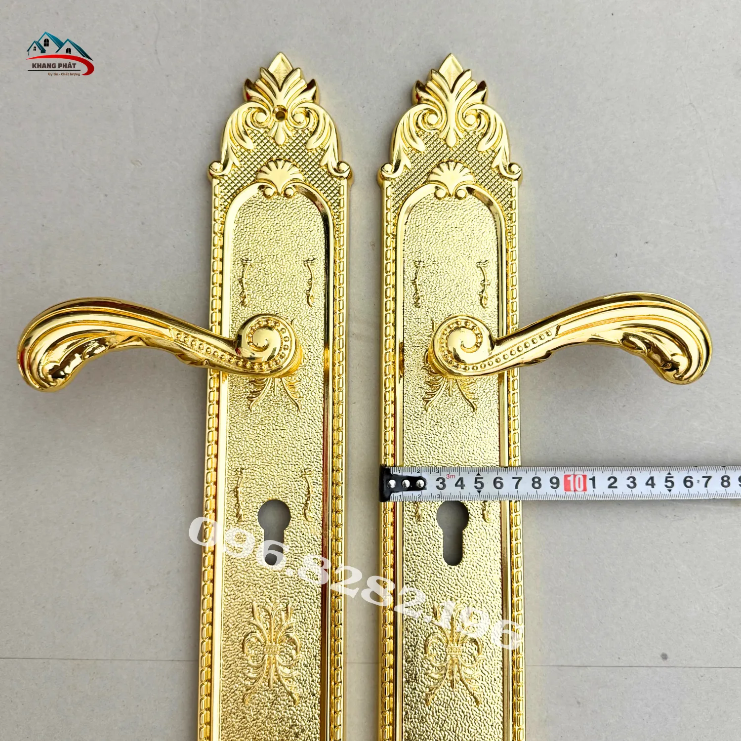 Đo chiều rộng mặt ốp khoá cửa bằng đồng