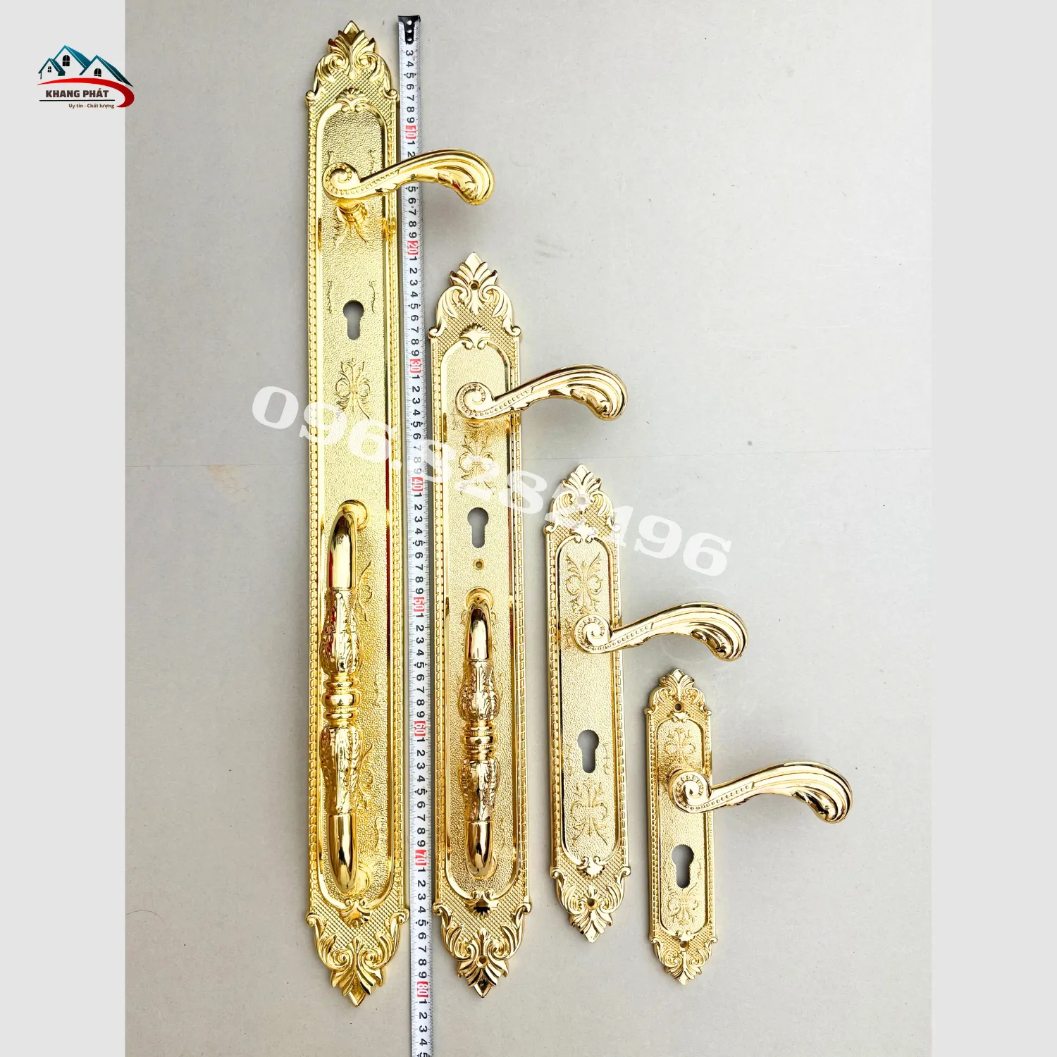 Đo thực tế chiều dài khoá cửa đại sảnh 80cm