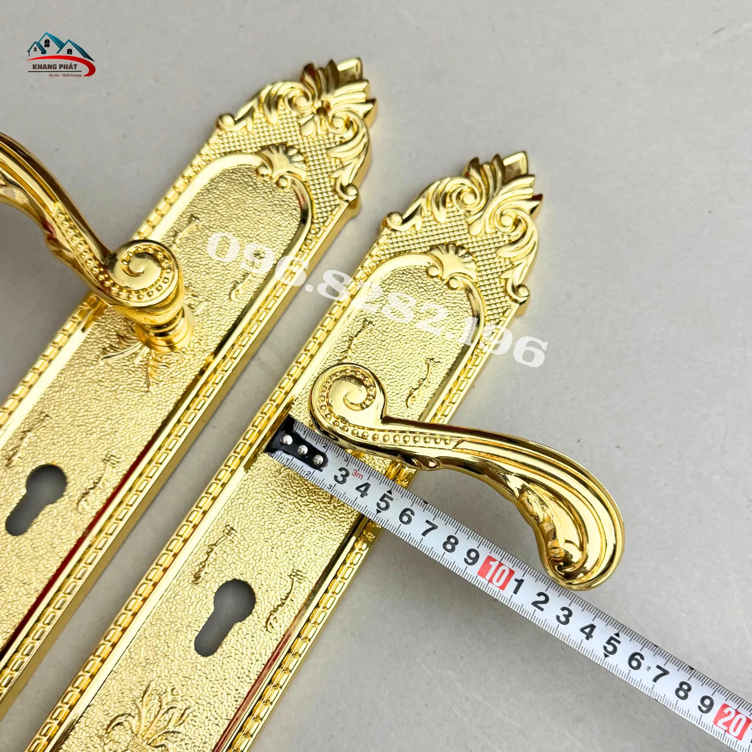 Tay gạt cong dài 14cm trên bộ khoá đại sảnh
