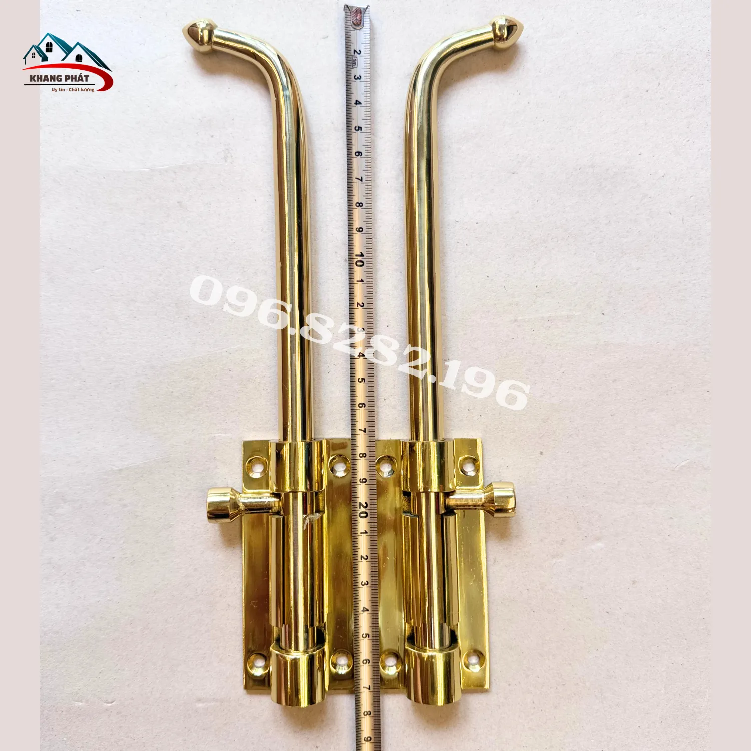 Hai chốt đồng đuôi chuột 30cm phi 14mm đặt cạnh nhau