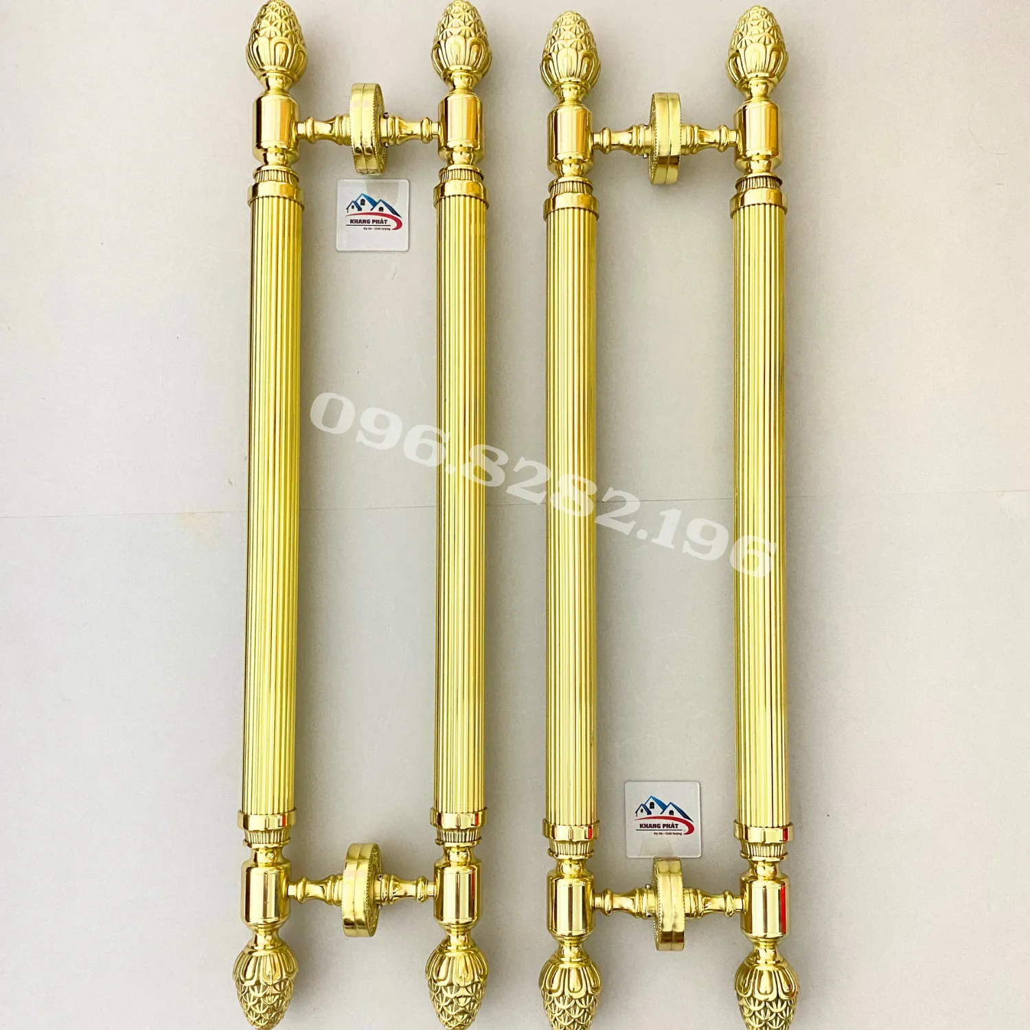 Hai tay kéo cửa lắp đối xứng cho cửa hai cánh