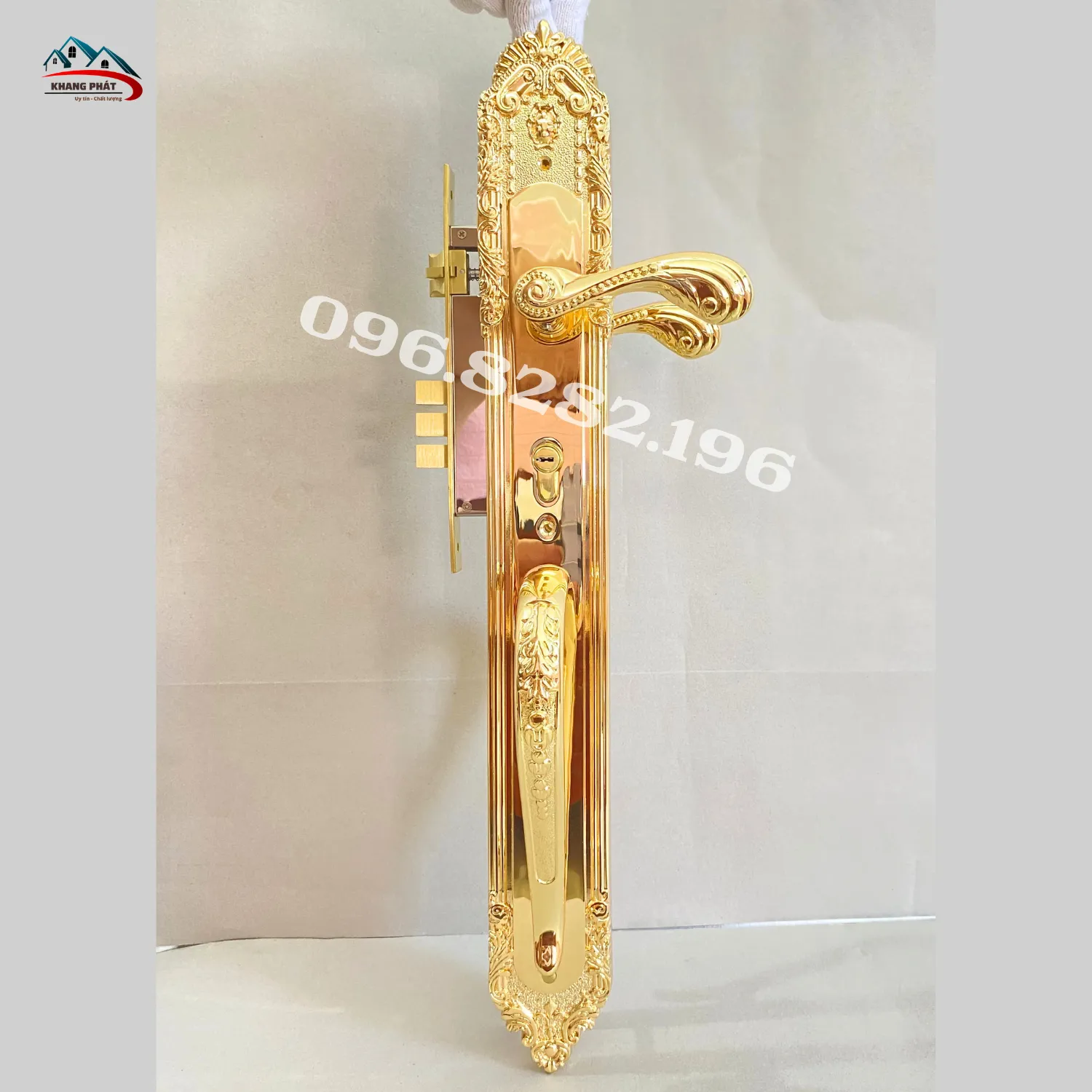 khóa cửa đại sảnh chụp đứng