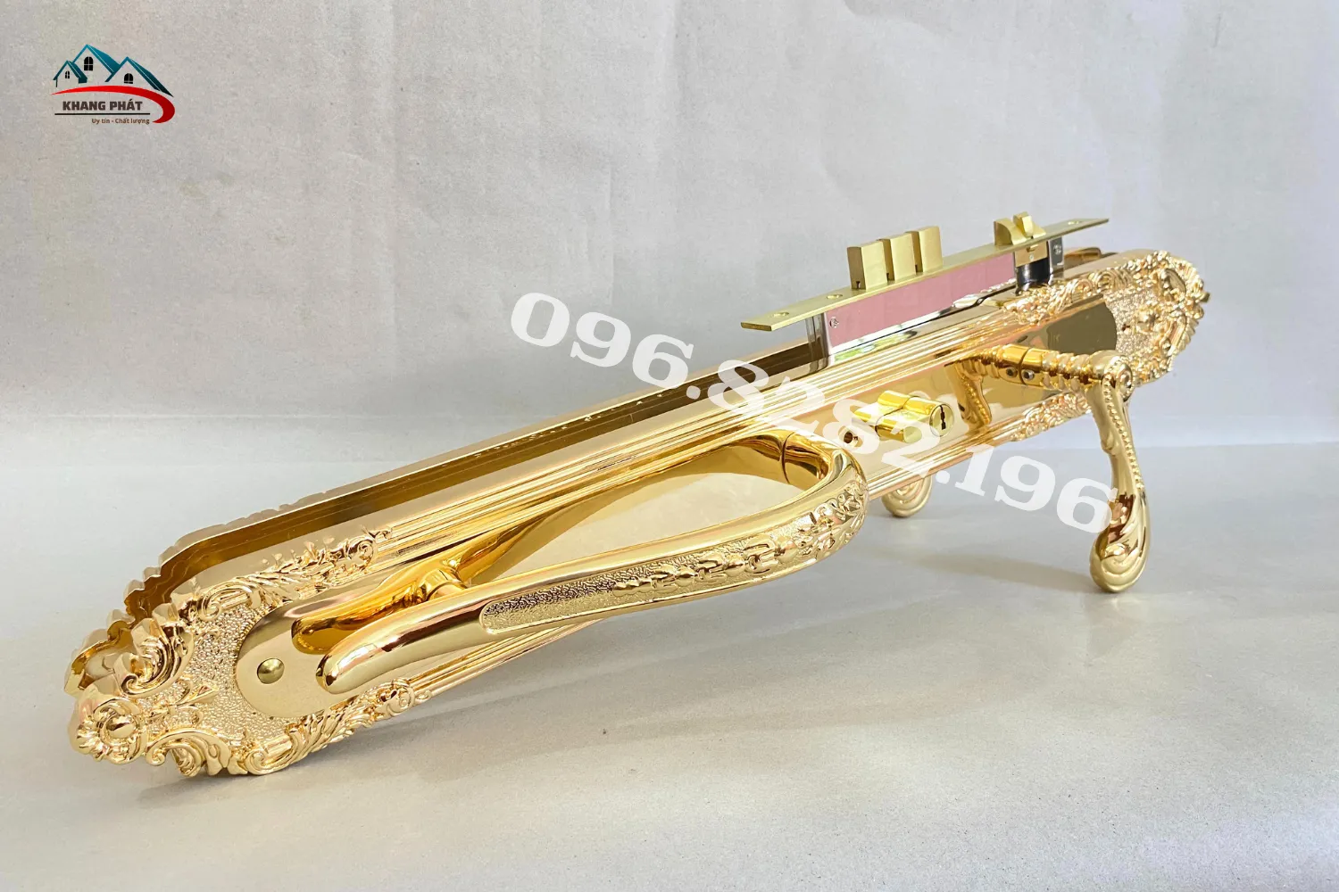 khóa cửa đồng chụp góc nghiêng