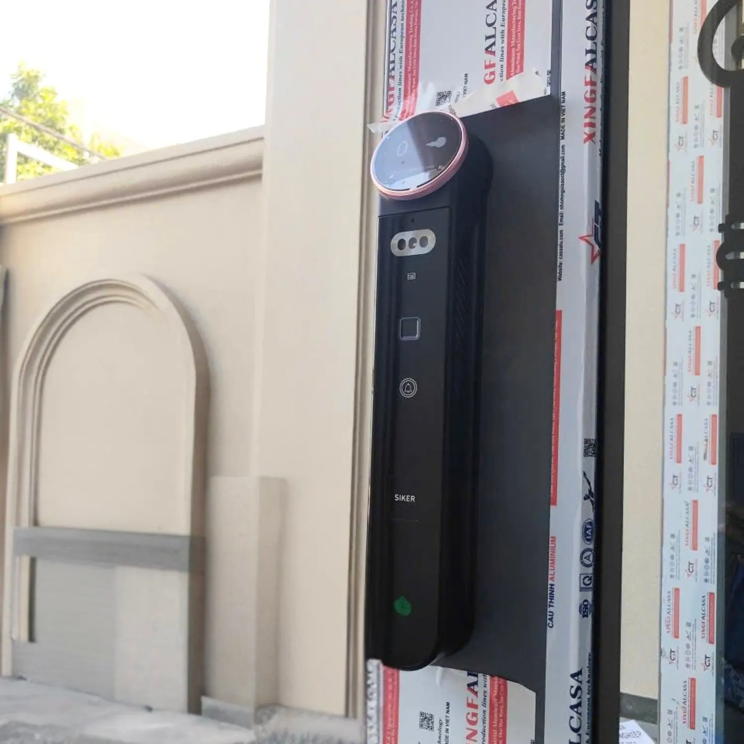 Thiết kế khóa cửa màu đen chụp góc nghiêng