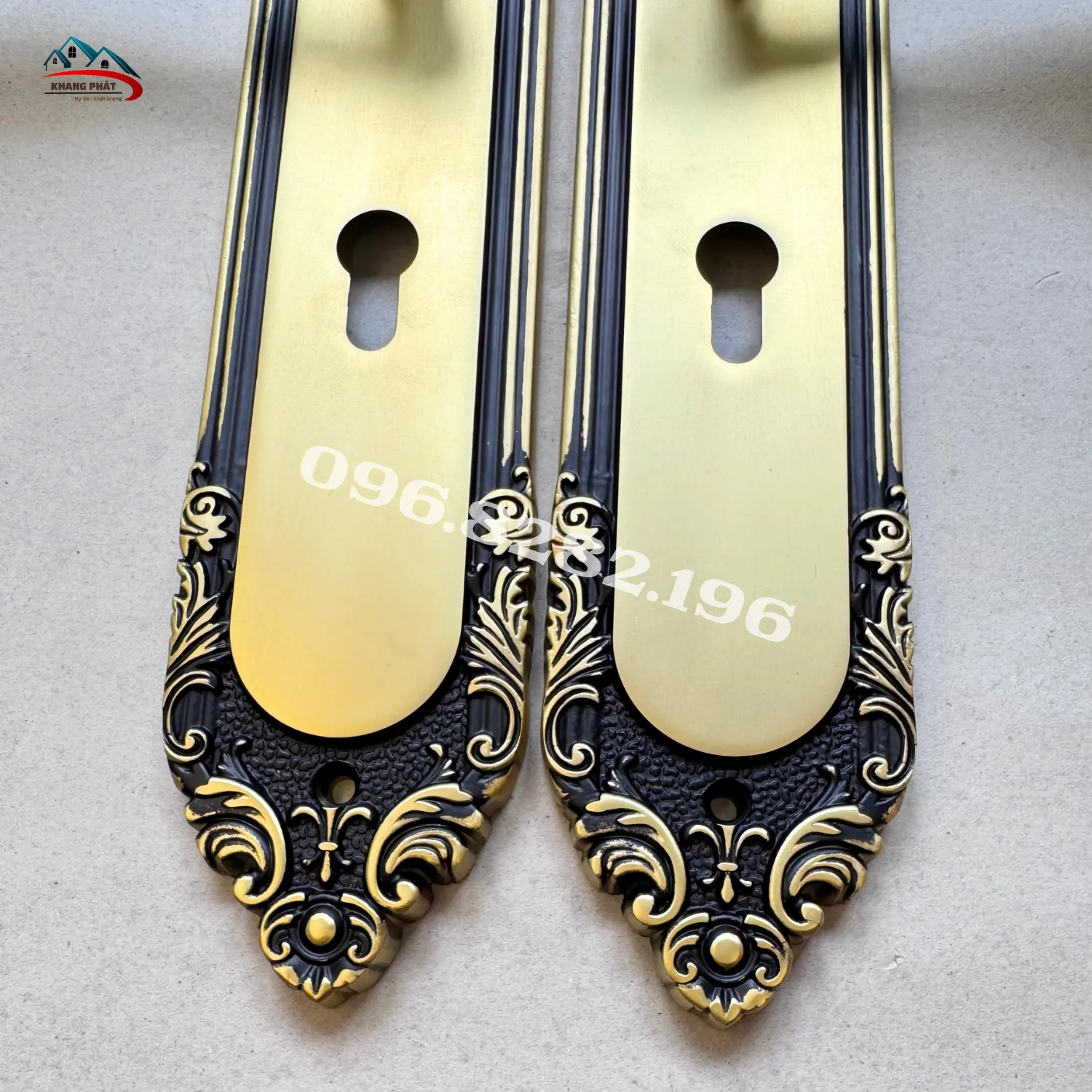 cận cảnh khóa cửa chính tay gạt màu đen KP1818-40-DFS