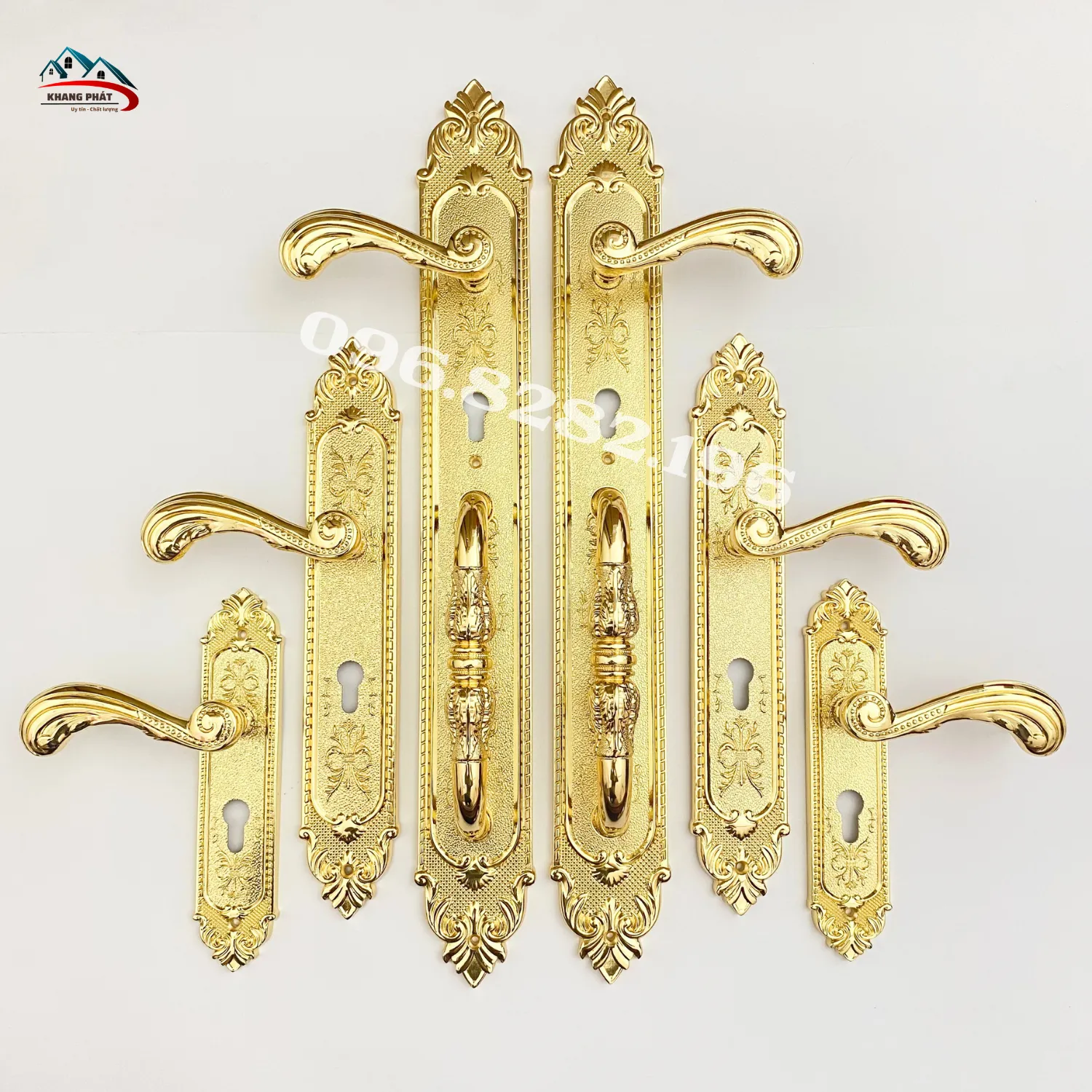 Khóa cửa đồng KP7283 lắp thực tế trên cửa gỗ tự nhiên
