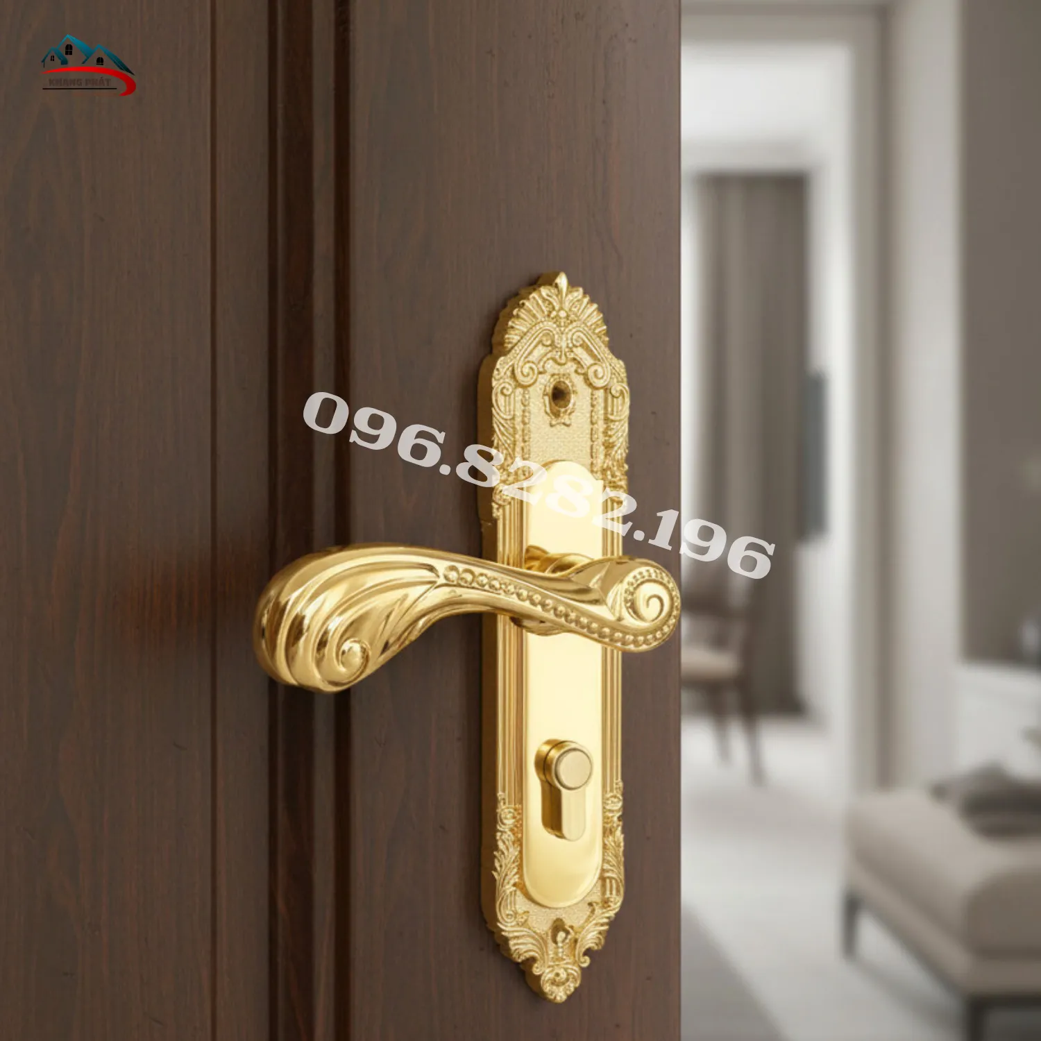 khóa cửa phòng lắp thực tế trên cửa gỗ