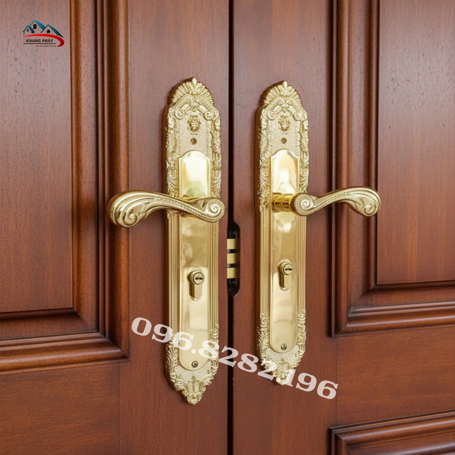 khóa cửa chính lắp thực tế cửa gỗ