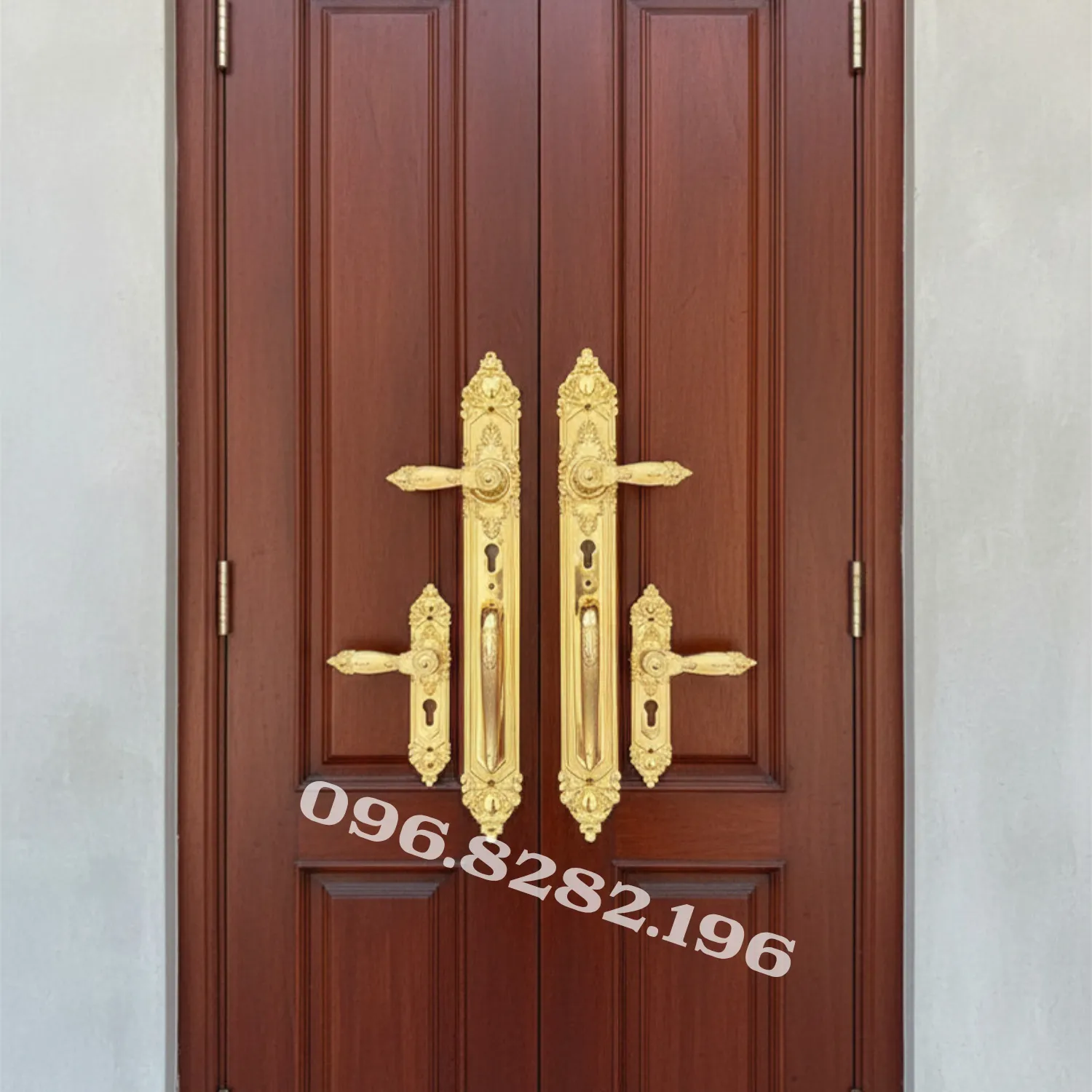 khóa cửa lắp thực tế hai cánh cửa gỗ
