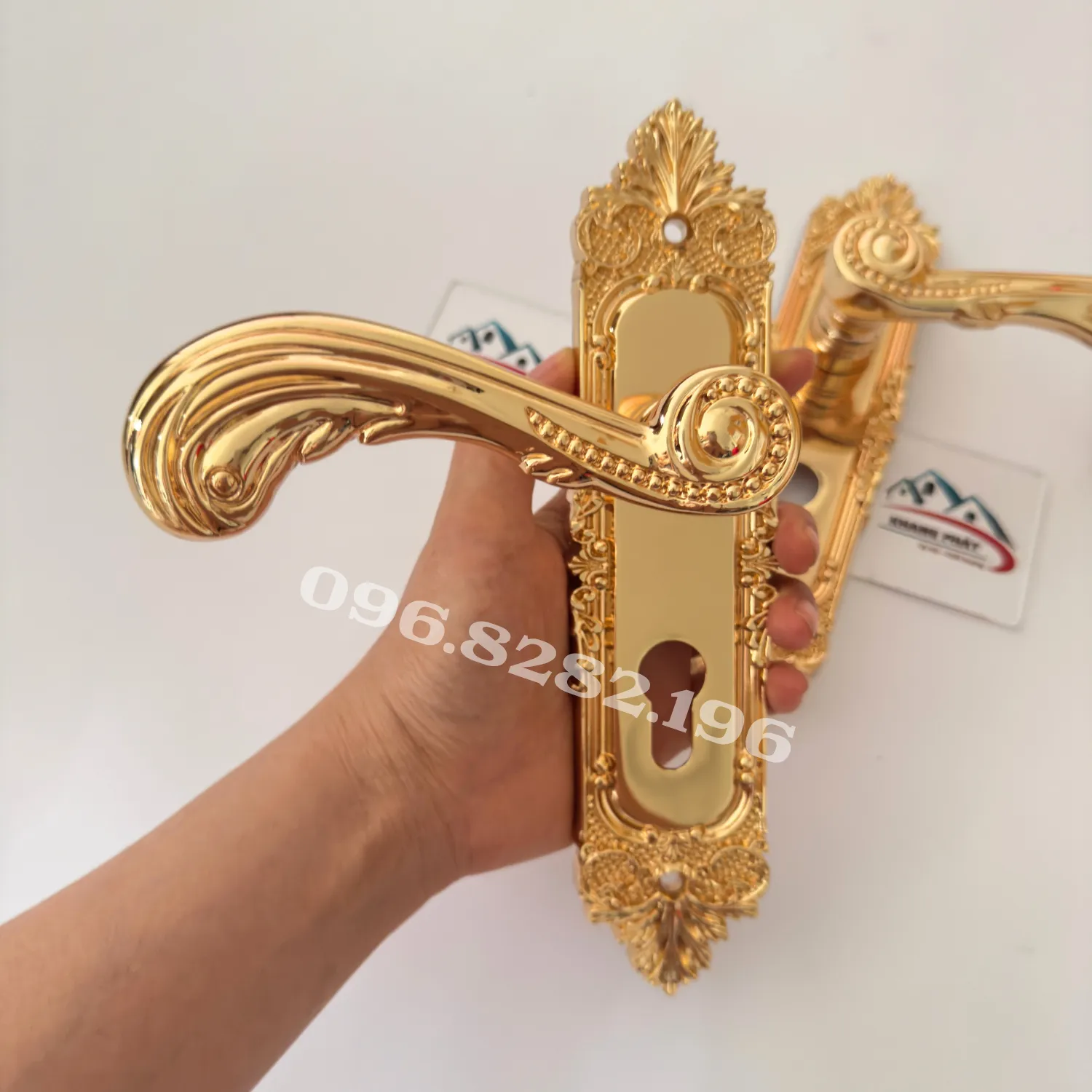 Cầm thực tế mặt ốp khóa phòng KP1919 trên tay