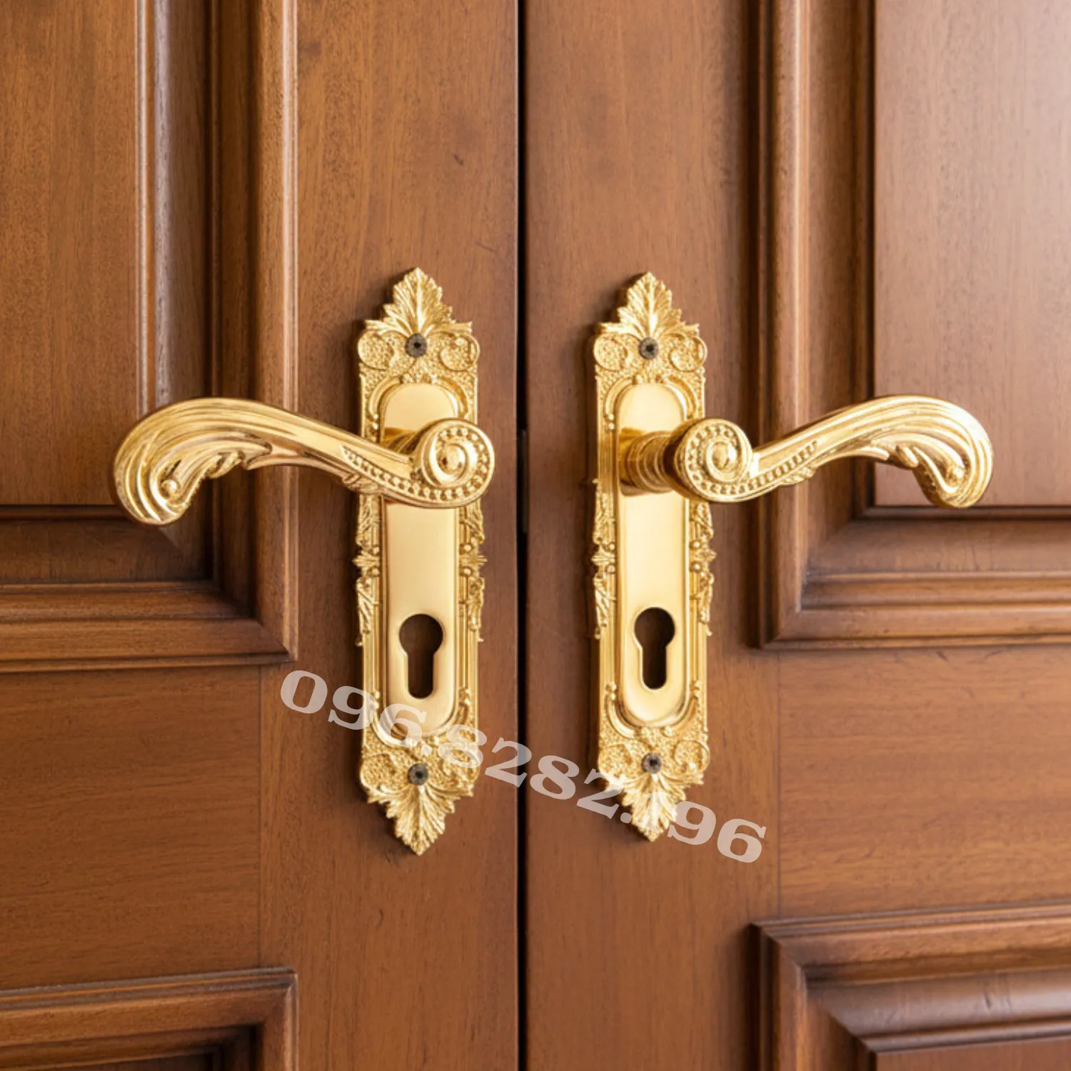 Lắp khóa phòng KP1919 trên cửa gỗ