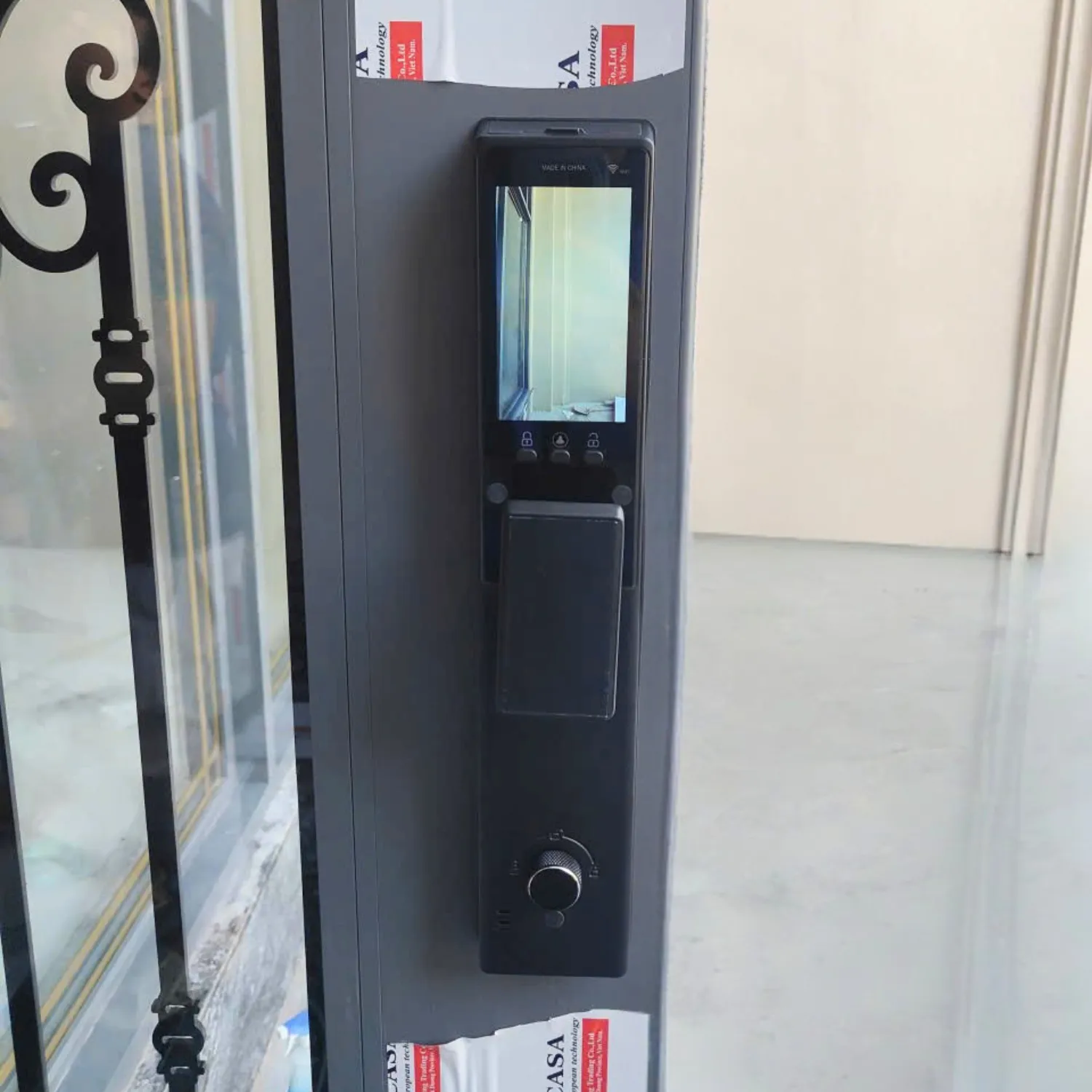 Mặt trong bộ khóa điện tử có màn hình quan sát