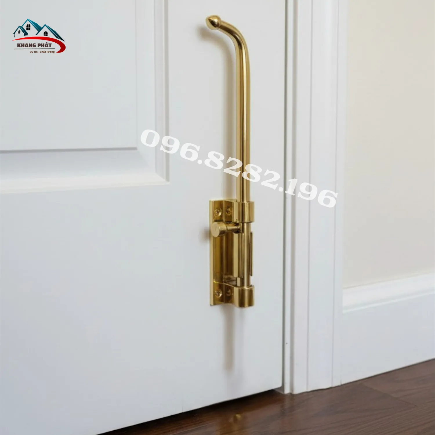 Mẫu chốt đồng lắp hoàn thiện trên cửa gỗ