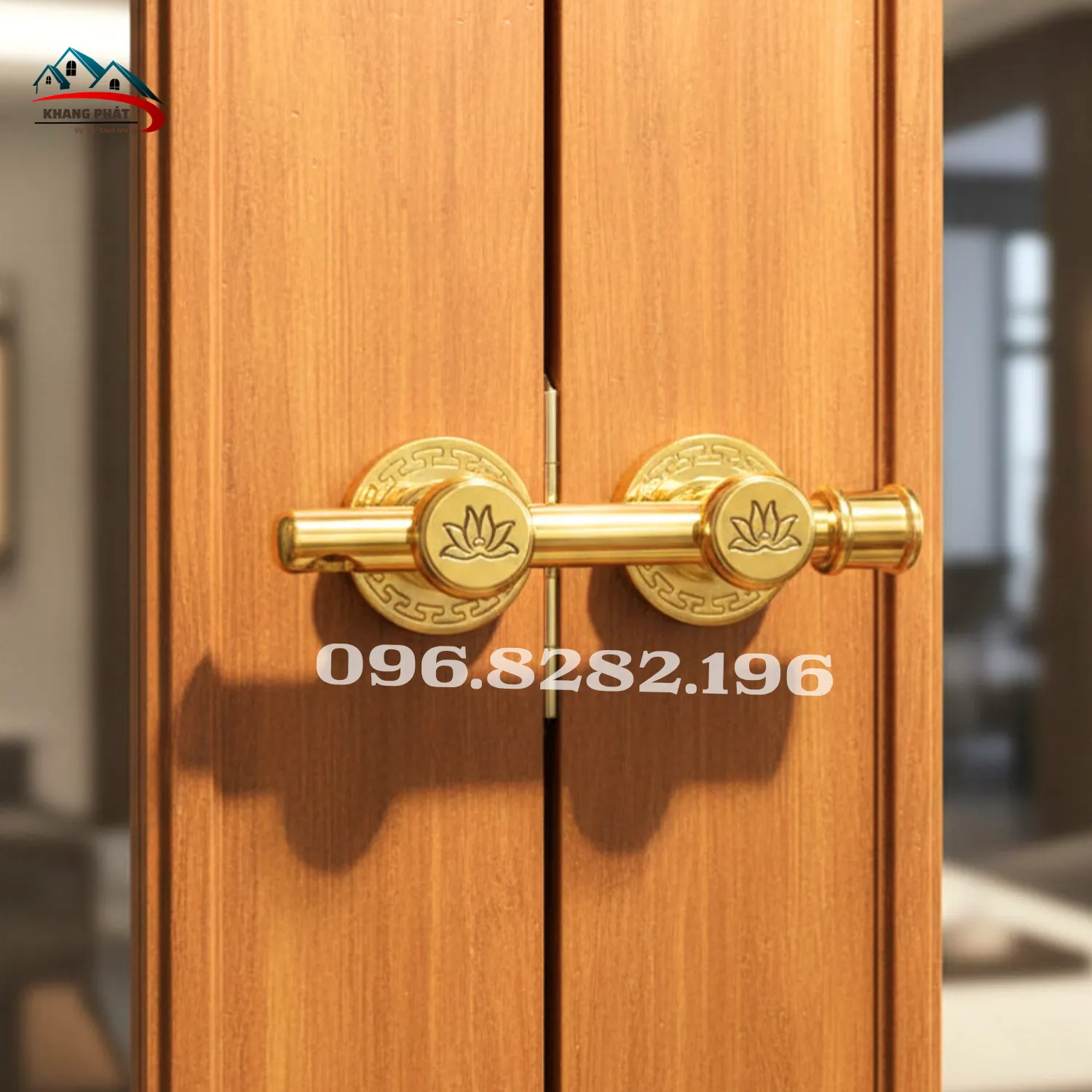 lắp đặt bộ chuỳ đồng trên cửa gỗ tự nhiên