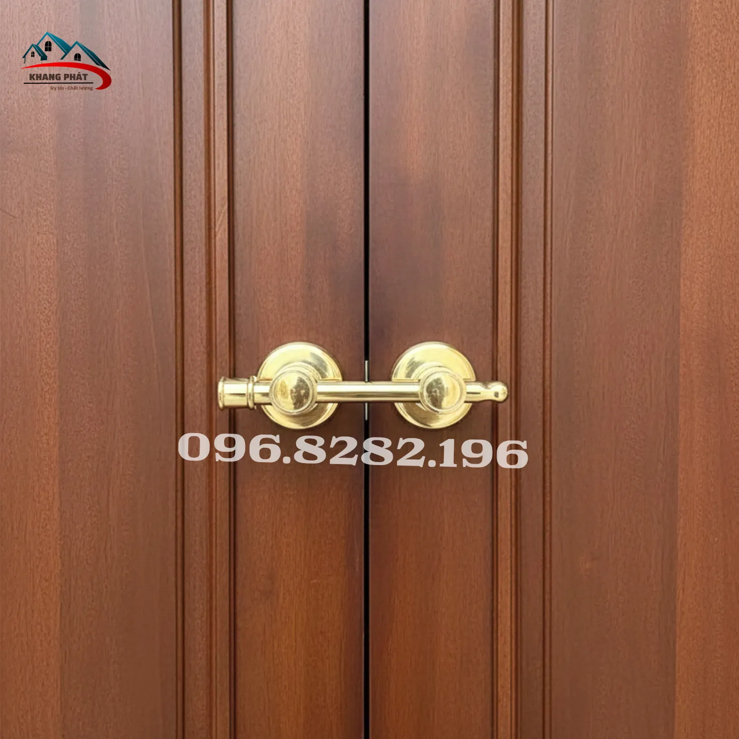 lắp đặt chuỳ đồng trên cửa gỗ hai cánh