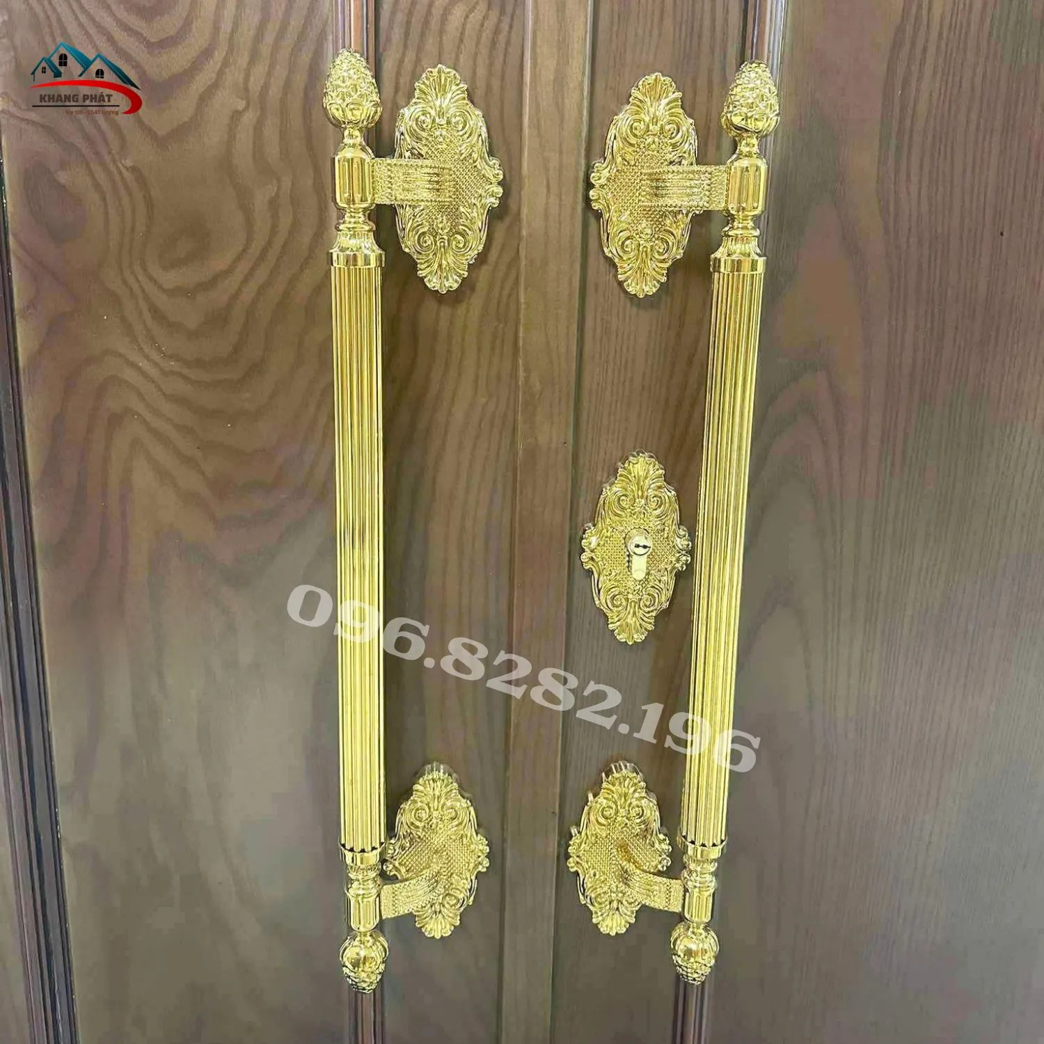 Tay nắm cửa lệch tâm lắp trên cửa thực tế sang trọng