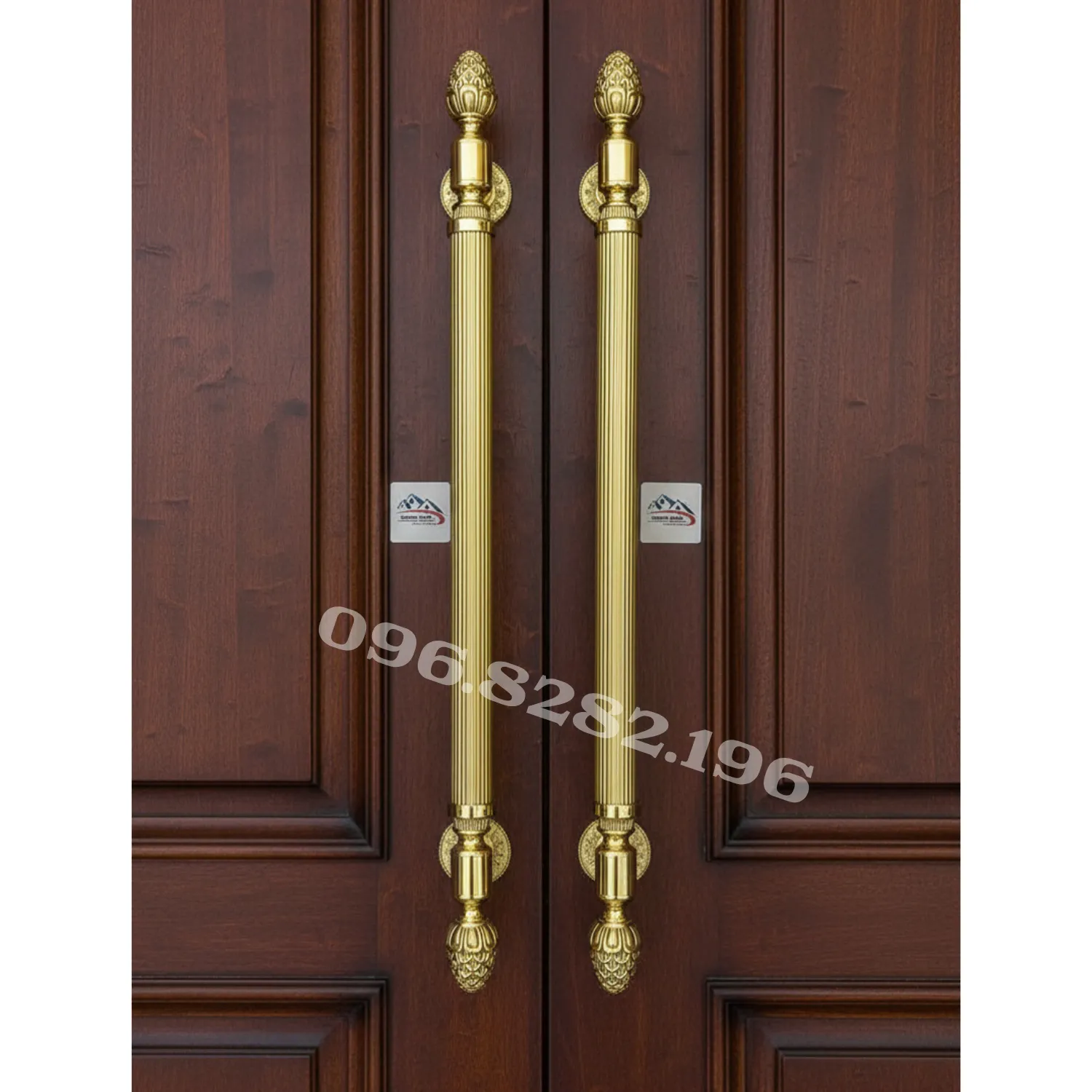 Tay kéo cửa lắp trên cửa thực tế sang trọng