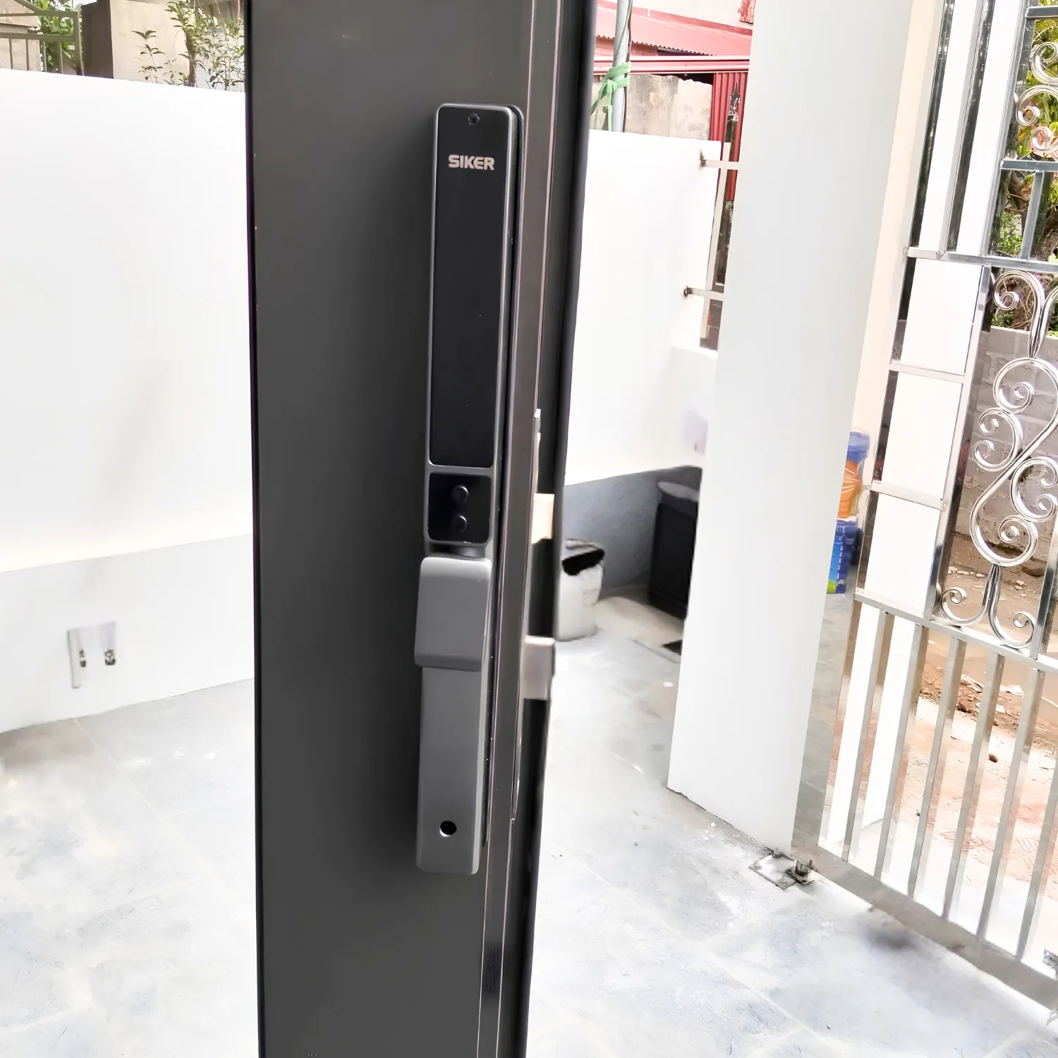 Mặt trong khoá cửa thông minh Siker KTS141.3D lắp thực tế