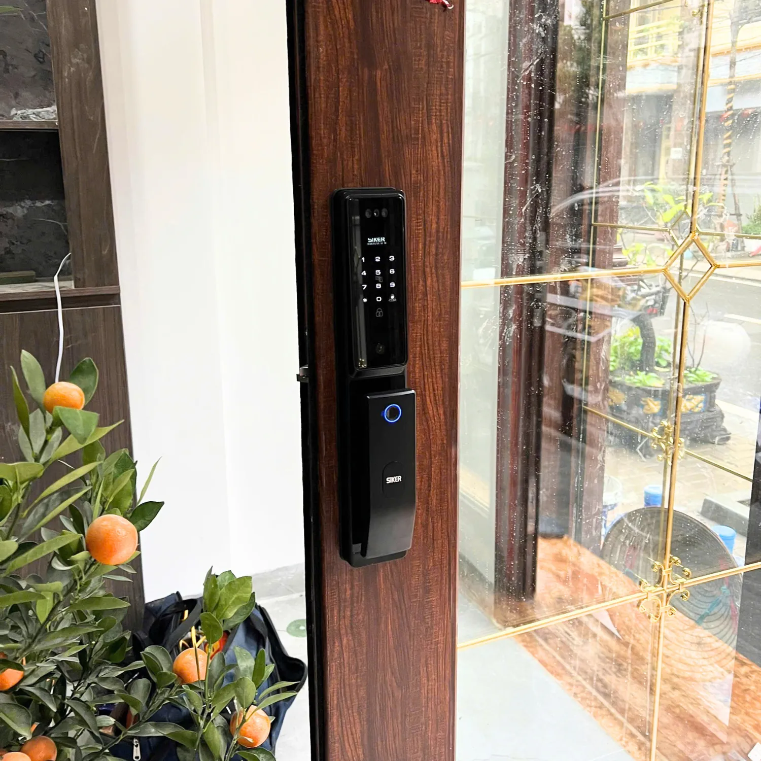 Lắp đặt khoá cửa thông minh Siker KTS110PR trên cửa kính khung gỗ