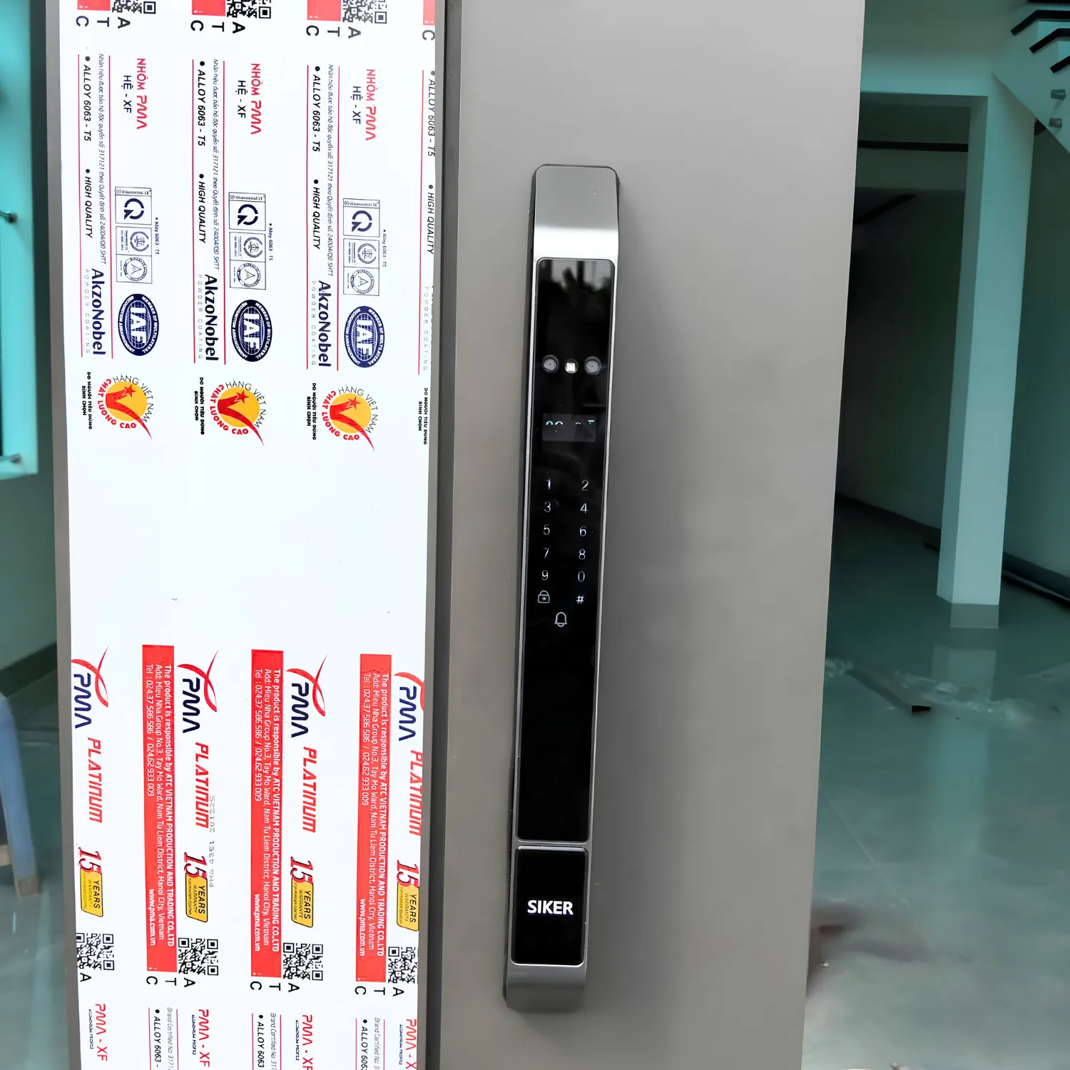 Mặt trước khoá cửa thông minh Siker KTS141.3D lắp trên cửa nhôm xingfa