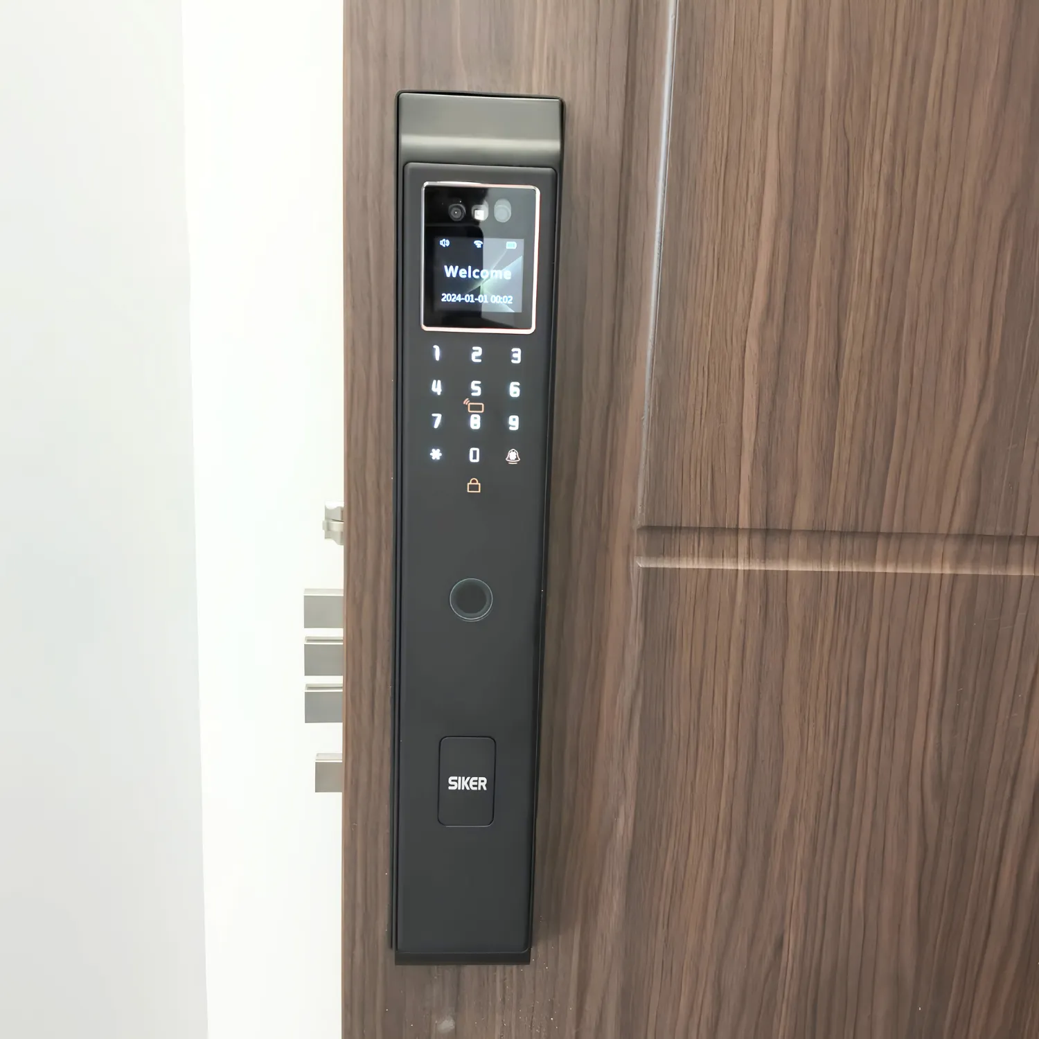 Mặt trước khoá cửa thông minh Siker KTS950MC lắp trên cửa gỗ