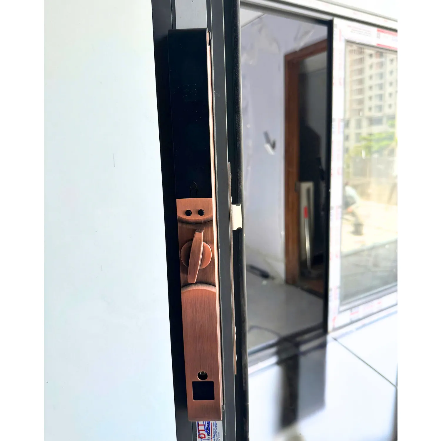 Mặt ốp trong khóa cửa nhôm thông minh có màn hình