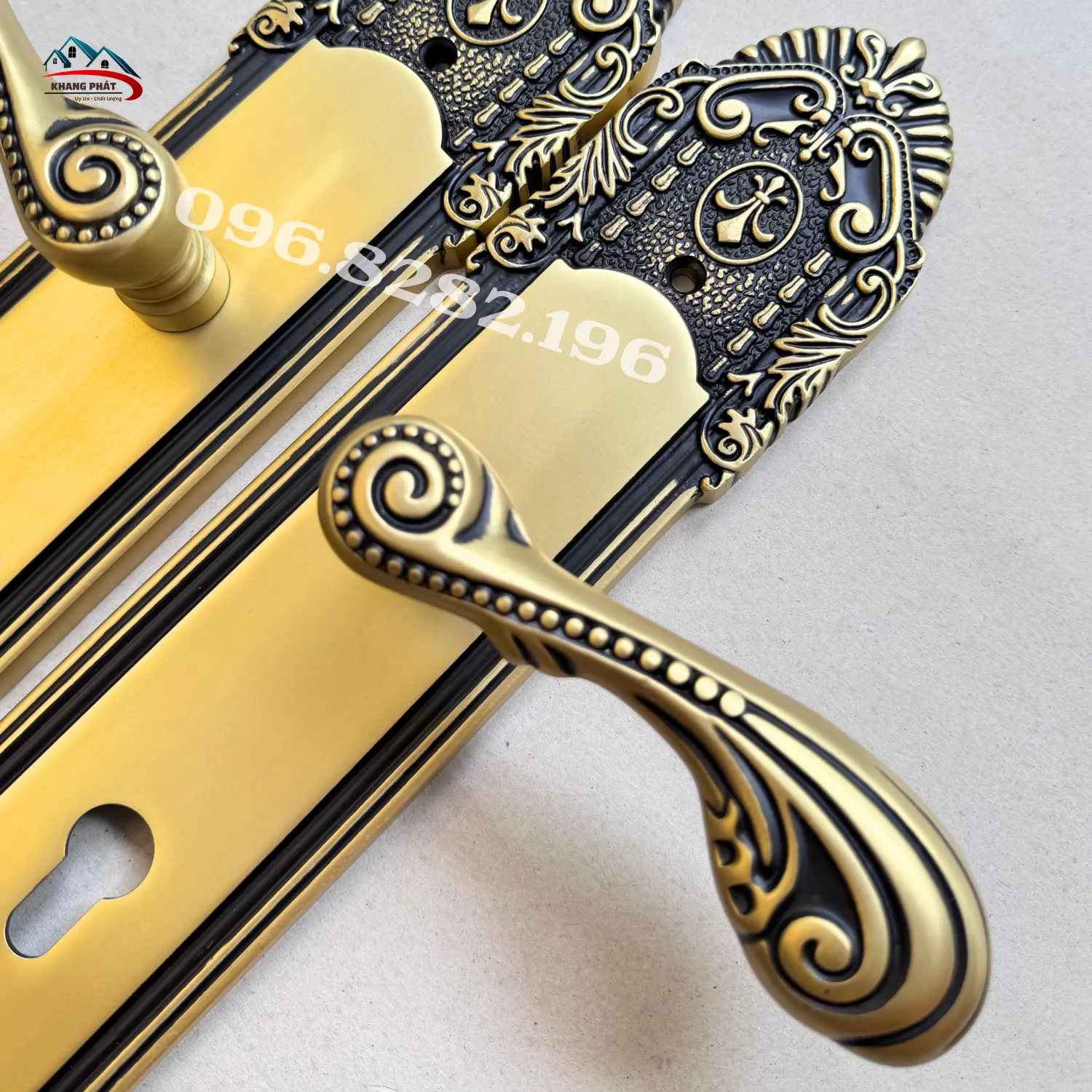 Tay gạt cong khóa cửa chính tay gạt màu đen KP1818-40-DFS
