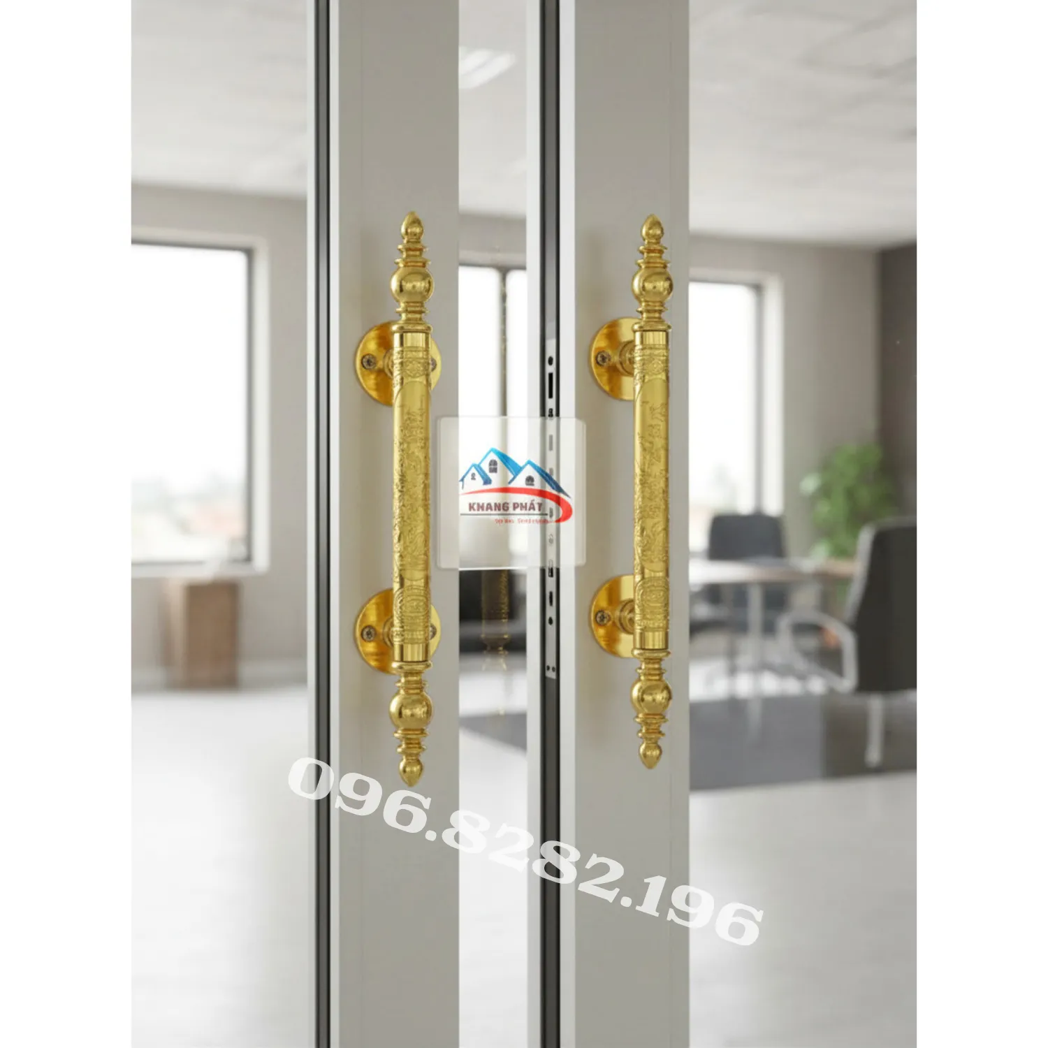 Tay nắm cửa đồng lắp thực tế trên cửa nhôm