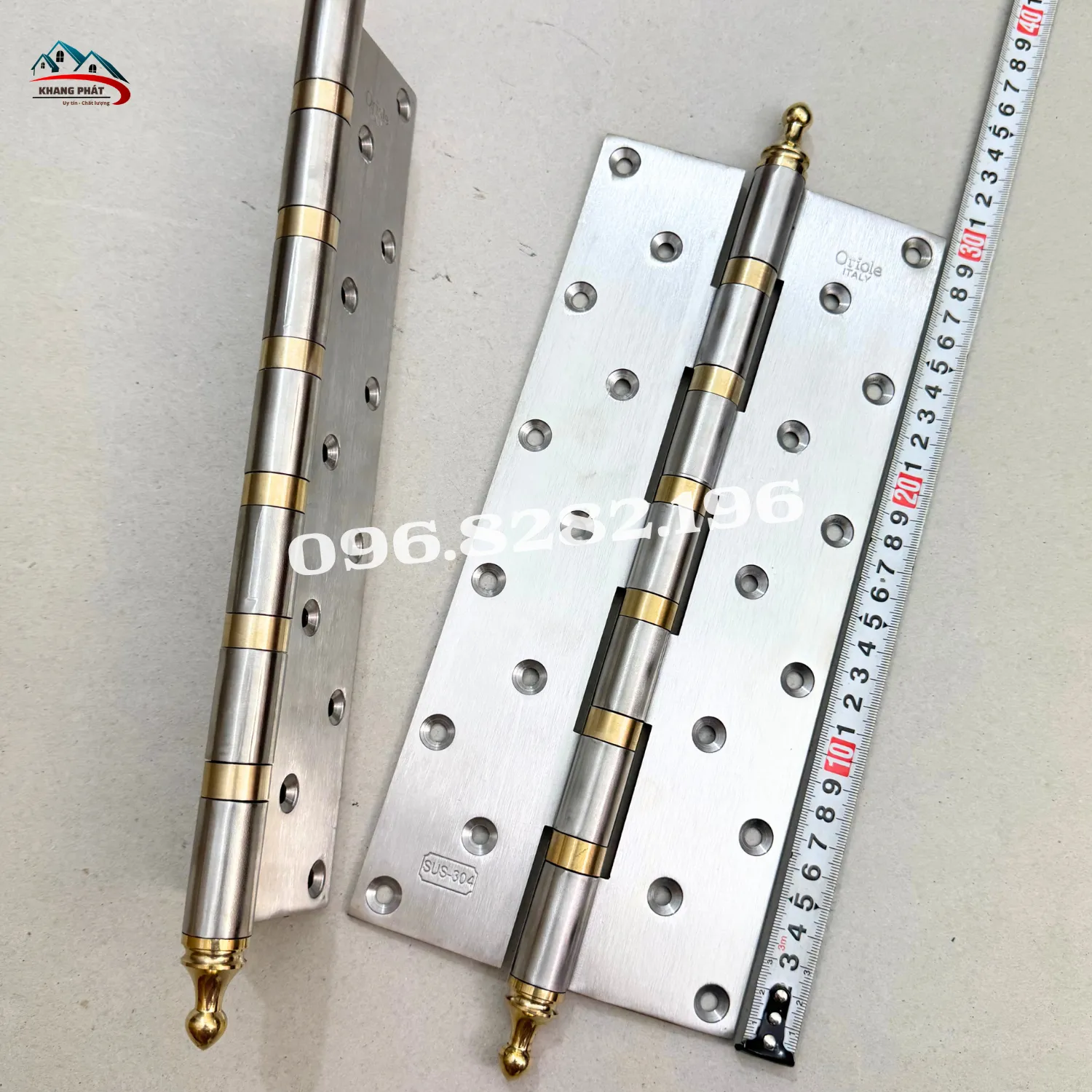 trục của bản lề khi đóng cửa