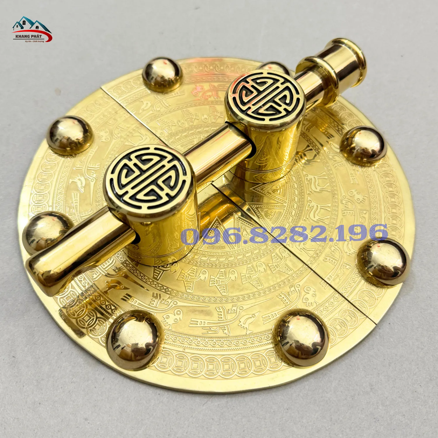 Chi tiết hoa văn đồng đúc trên mâm trang trí cửa gỗ