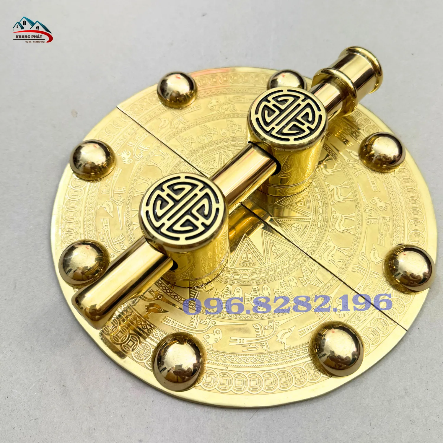 Cận cảnh hoa văn trống đồng đúc nổi trên bề mặt mâm đồng