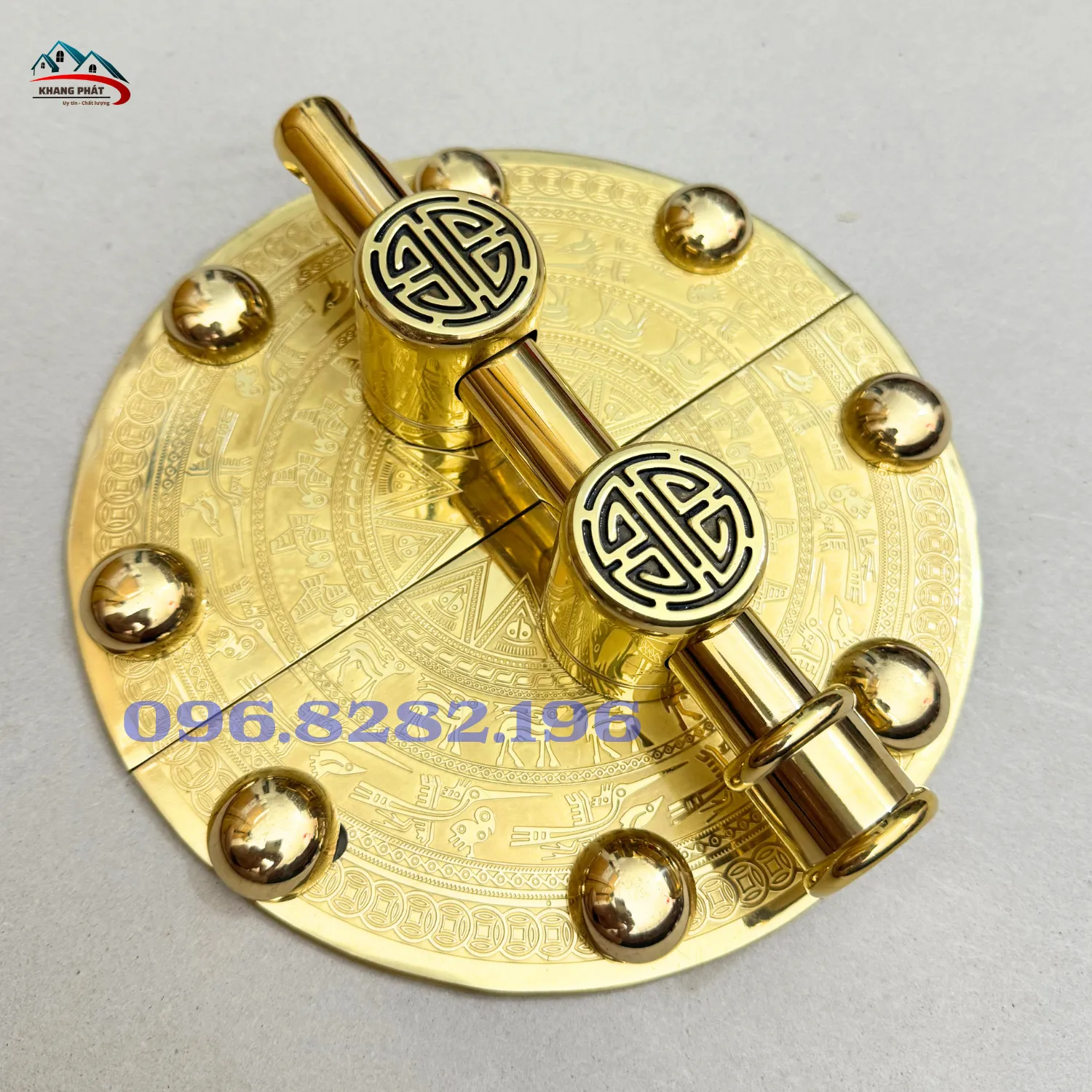 Mặt mâm đồng màu vàng với hoa văn Đông Sơn sắc nét