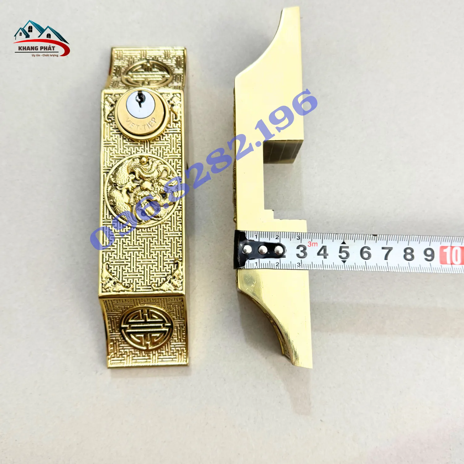 Cận cảnh mặt trước bộ khóa Long Phụng màu vàng bóng