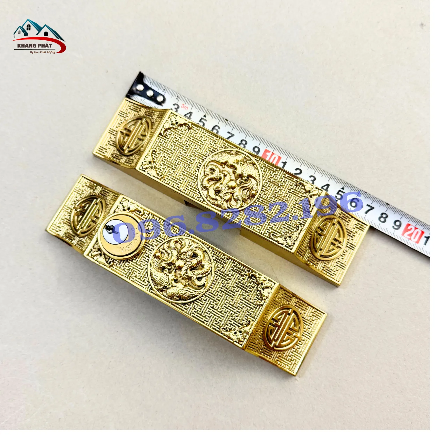 Chi tiết hoa văn Long Phụng và chữ Thọ trên bộ khóa cửa bức bàn bằng đồng thau đúc