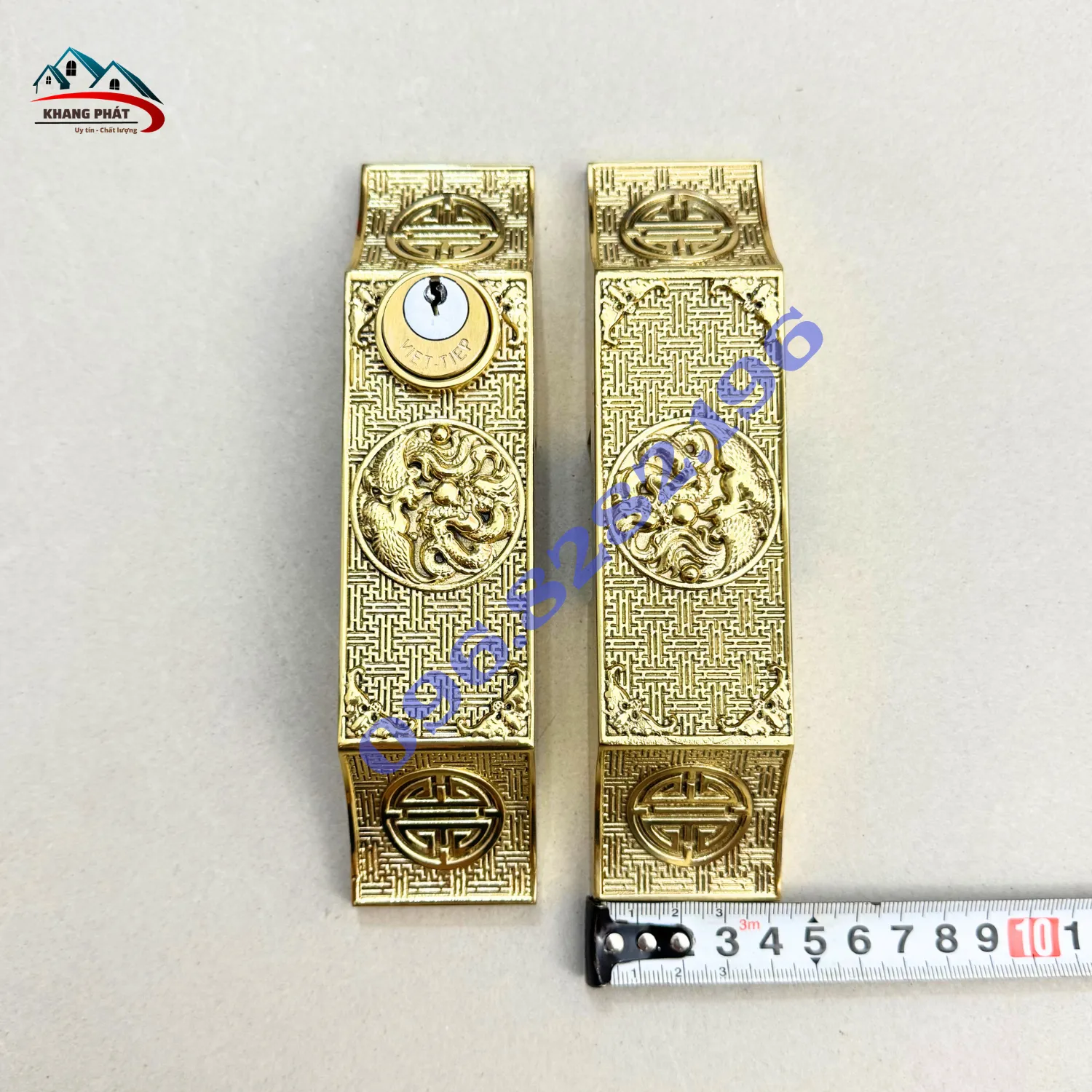 Họa tiết dơi Phúc trên mặt ốp khóa cửa bức bàn