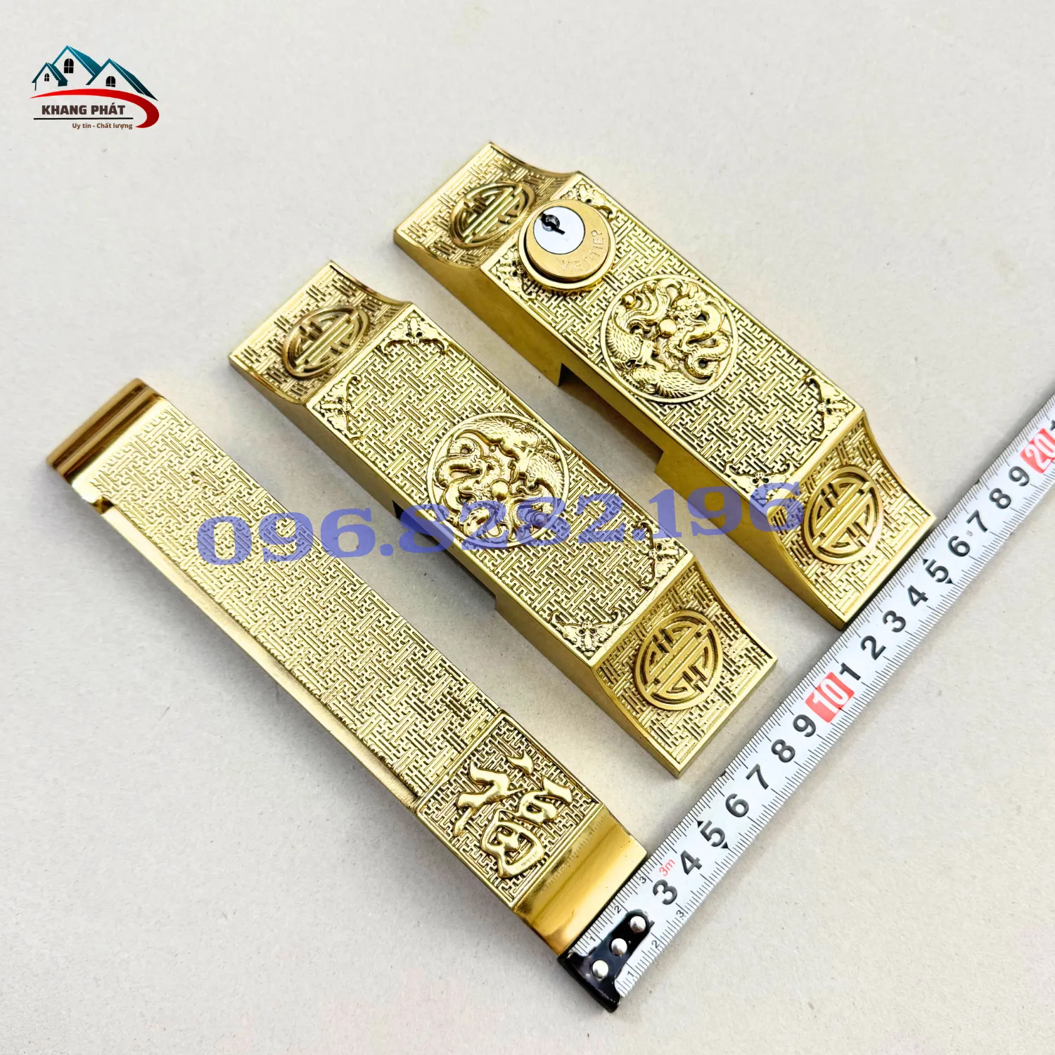 Chi tiết chữ Thọ và họa tiết dơi Phúc trên mặt ốp đồng đúc