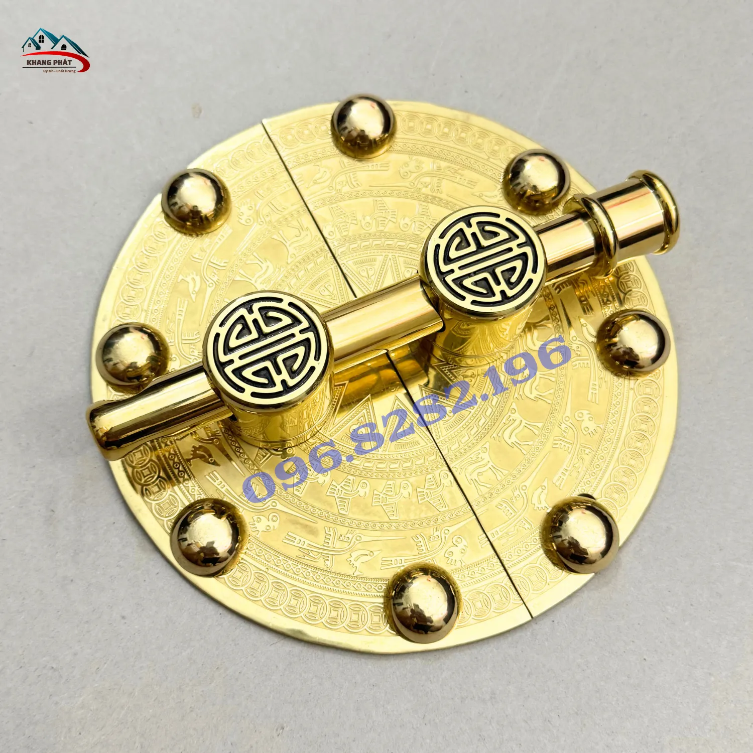 Hoa văn trống đồng nổi khối trên phụ kiện cửa gỗ truyền thống