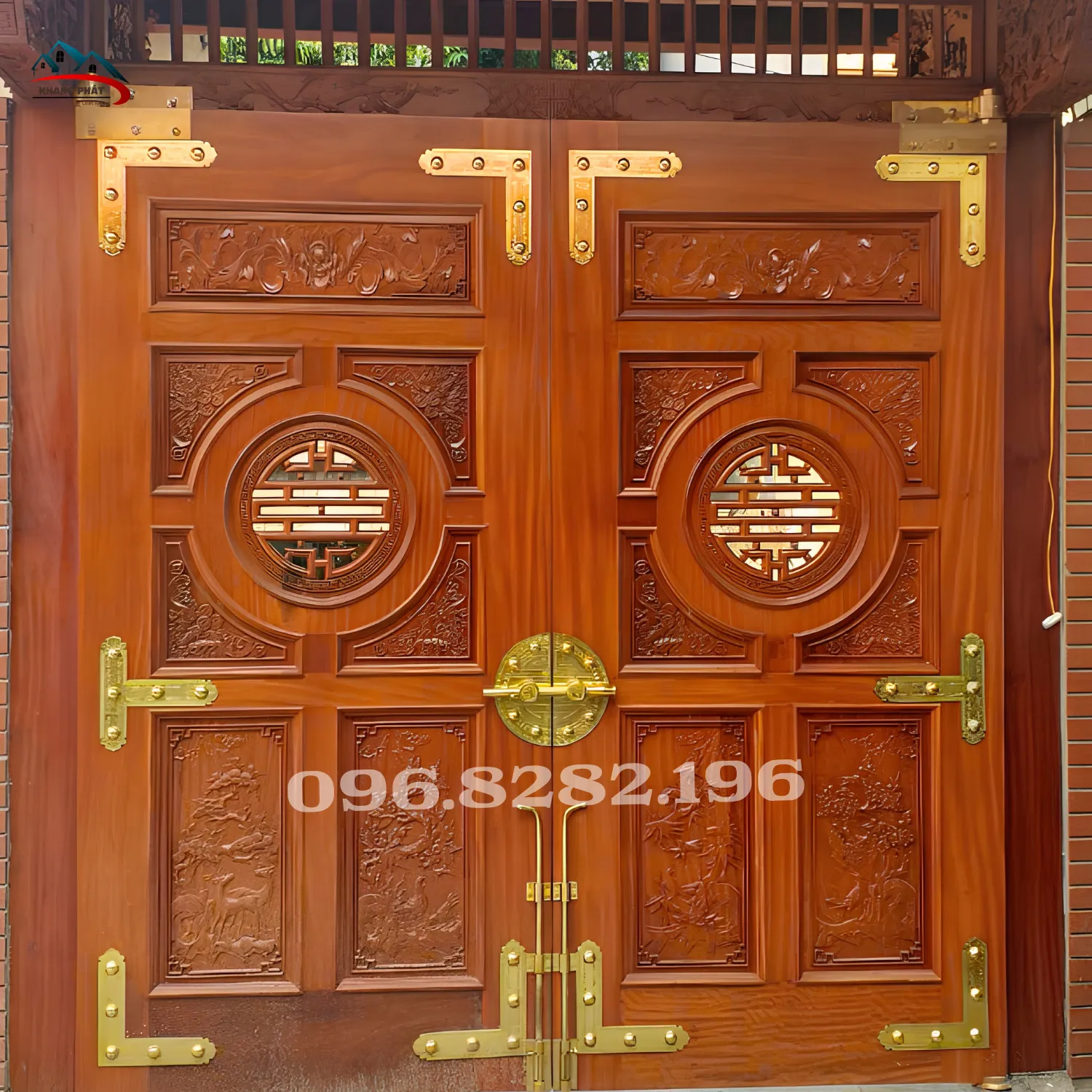 Bộ mâm đồng hoa văn trống đồng lắp trên cửa gỗ cùng ke góc vuông