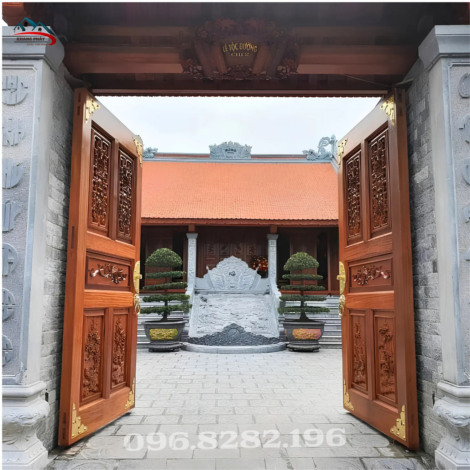 Mâm đồng trang trí kết hợp ke con dơi trên cửa gỗ nhà thờ họ