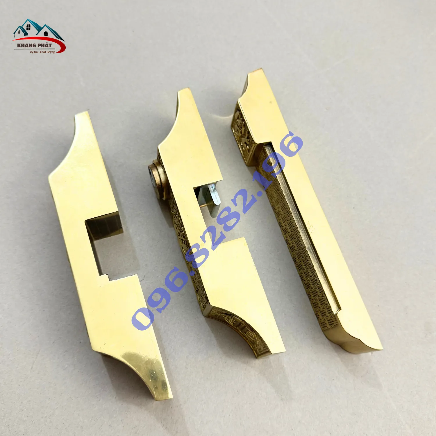 Mặt sau bộ khóa đồng đúc với hệ thống ren liên kết chịu lực